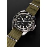 A RARE GENTLEMAN'S STAINLESS STEEL BRITISH MILITARY ROYAL NAVY CWC QUARTZ DIVERS WRIST WATCH DATED