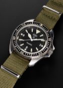 A RARE GENTLEMAN'S STAINLESS STEEL BRITISH MILITARY ROYAL NAVY CWC QUARTZ DIVERS WRIST WATCH DATED