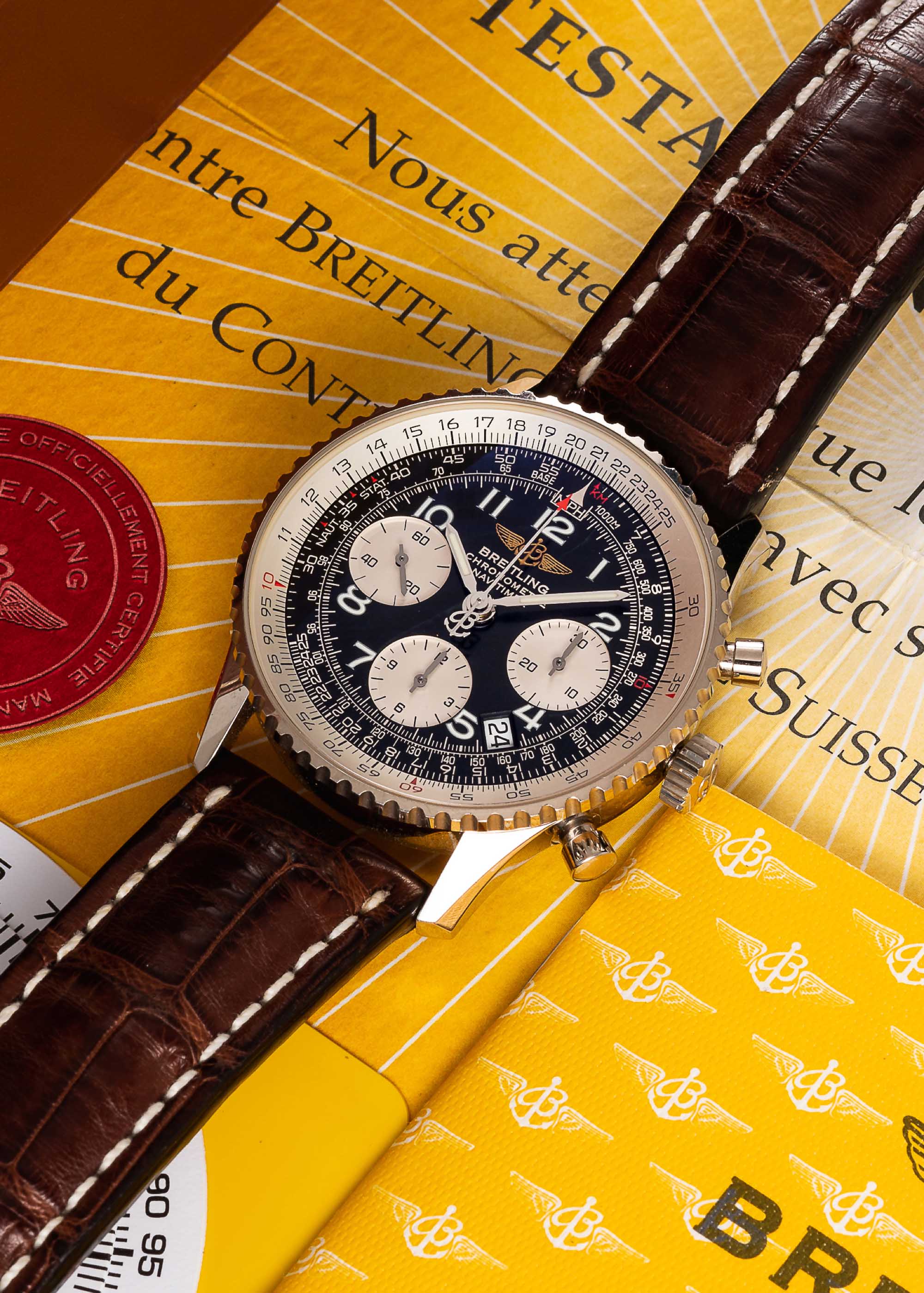 A GENTLEMAN'S 18K SOLID WHITE GOLD BREITLING CHRONOMETRE NAVITIMER CHRONOGRAPH WRIST WATCH DATED