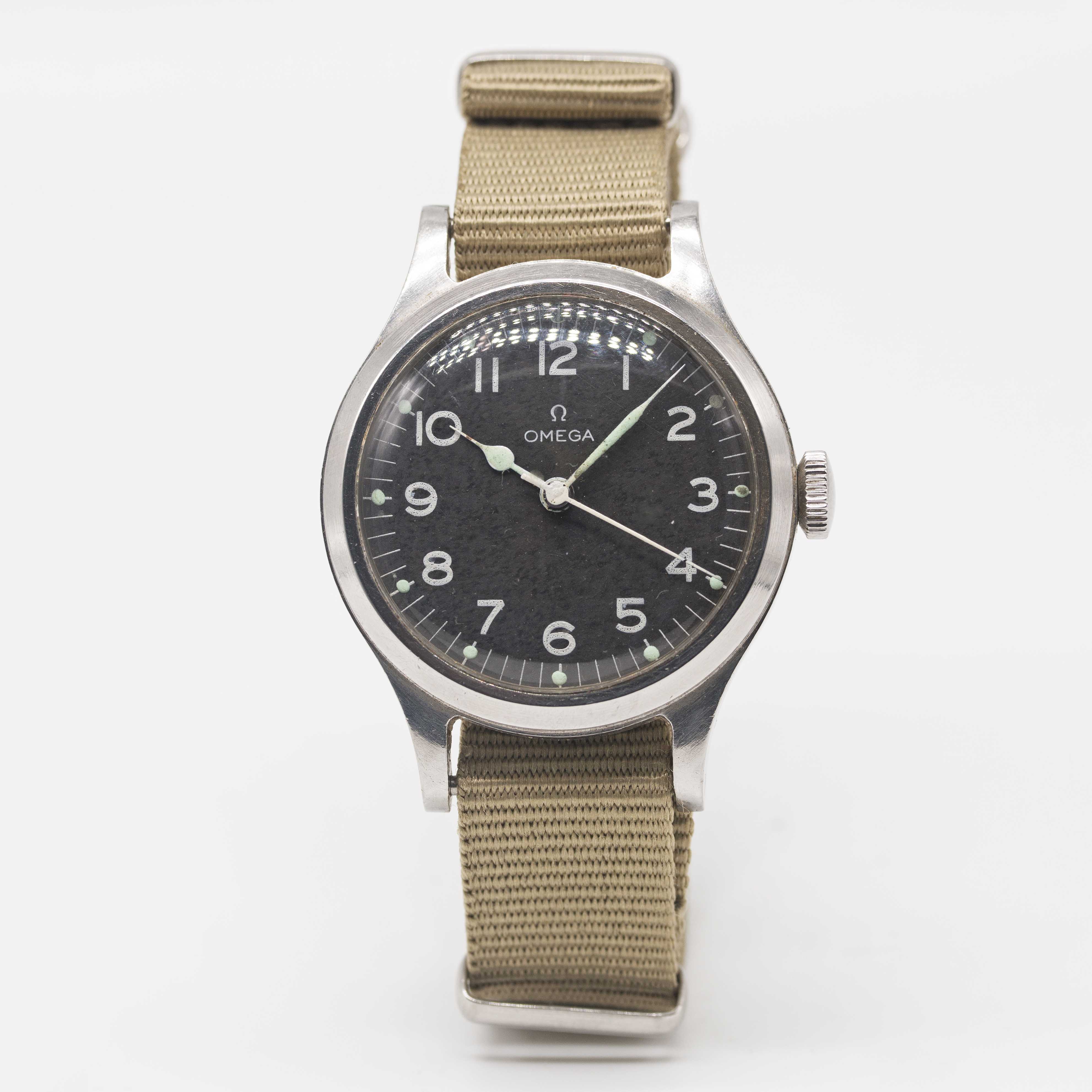 A GENTLEMAN'S STAINLESS STEEL BRITISH MILITARY OMEGA RAF PILOTS WRIST WATCH DATED 1956, WITH BLACK - Image 2 of 6