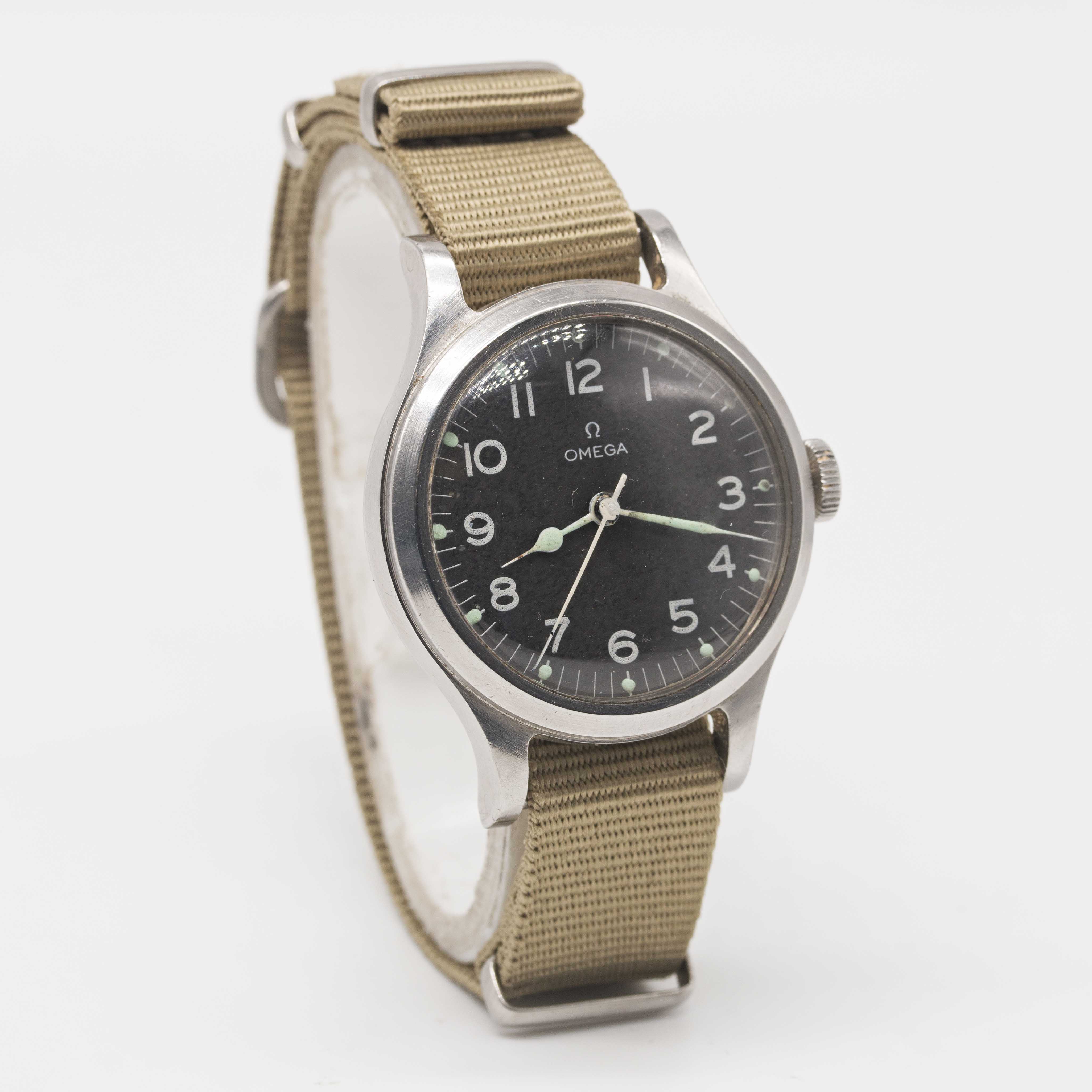 A GENTLEMAN'S STAINLESS STEEL BRITISH MILITARY OMEGA RAF PILOTS WRIST WATCH DATED 1956, WITH BLACK - Image 4 of 6