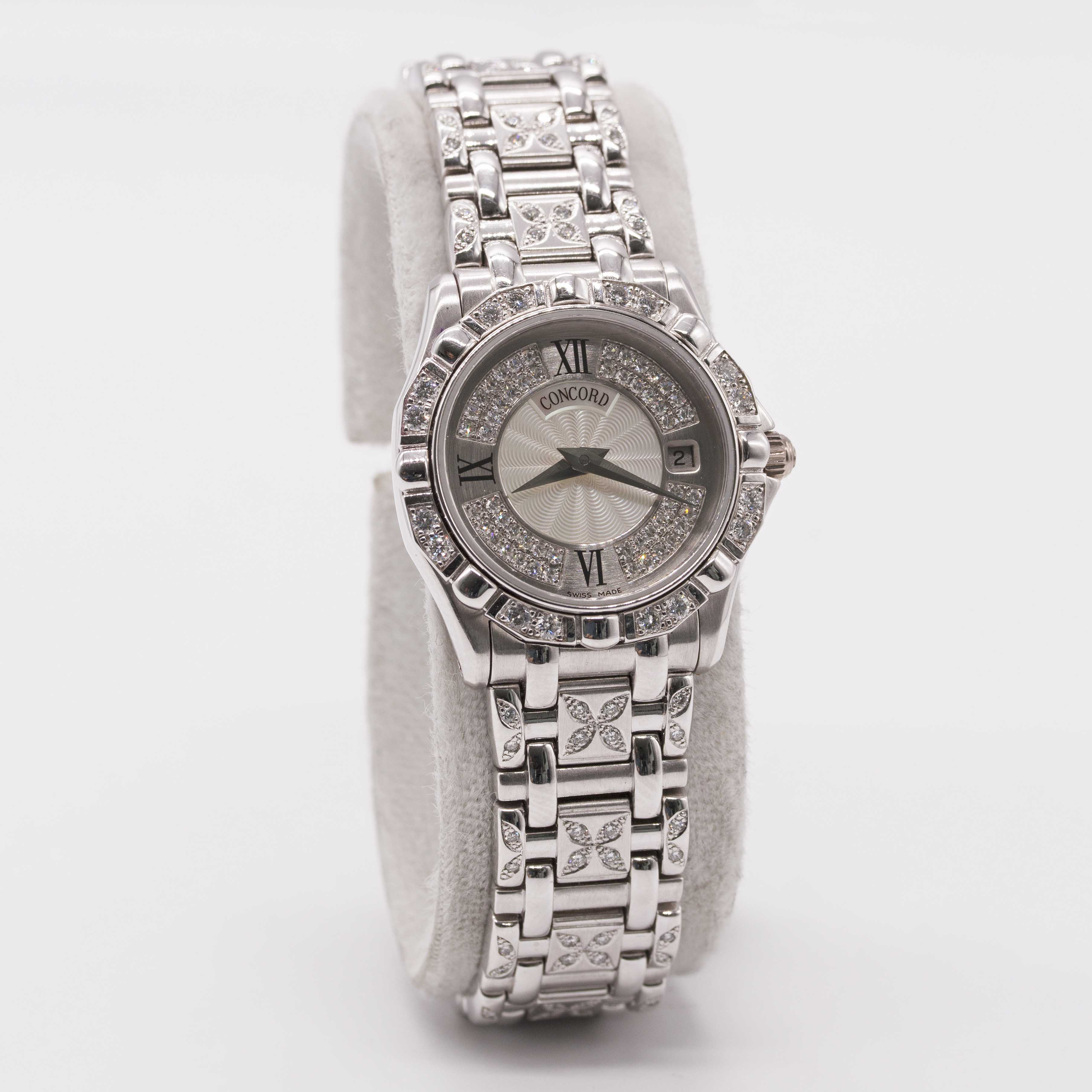 A LADIES 18K SOLID WHITE GOLD & DIAMOND CONCORD SARATOGA BRACELET WATCH CIRCA 1990s, REF. 61-36- - Image 4 of 9