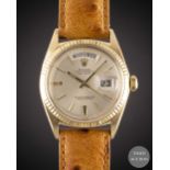 A GENTLEMAN'S 18K SOLID YELLOW GOLD ROLEX OYSTER PERPETUAL DAY DATE WRIST WATCH CIRCA 1963, REF.