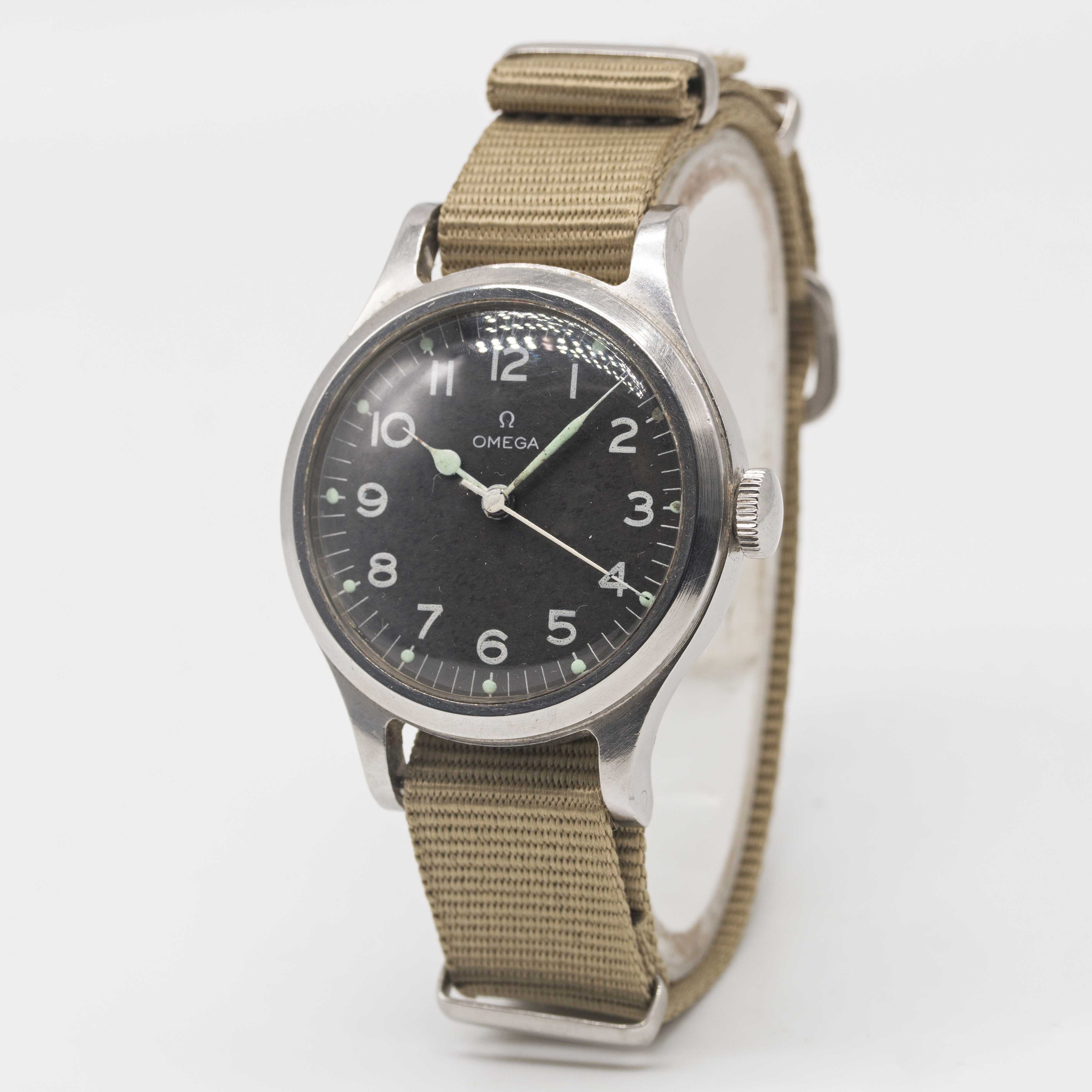 A GENTLEMAN'S STAINLESS STEEL BRITISH MILITARY OMEGA RAF PILOTS WRIST WATCH DATED 1956, WITH BLACK - Image 3 of 6