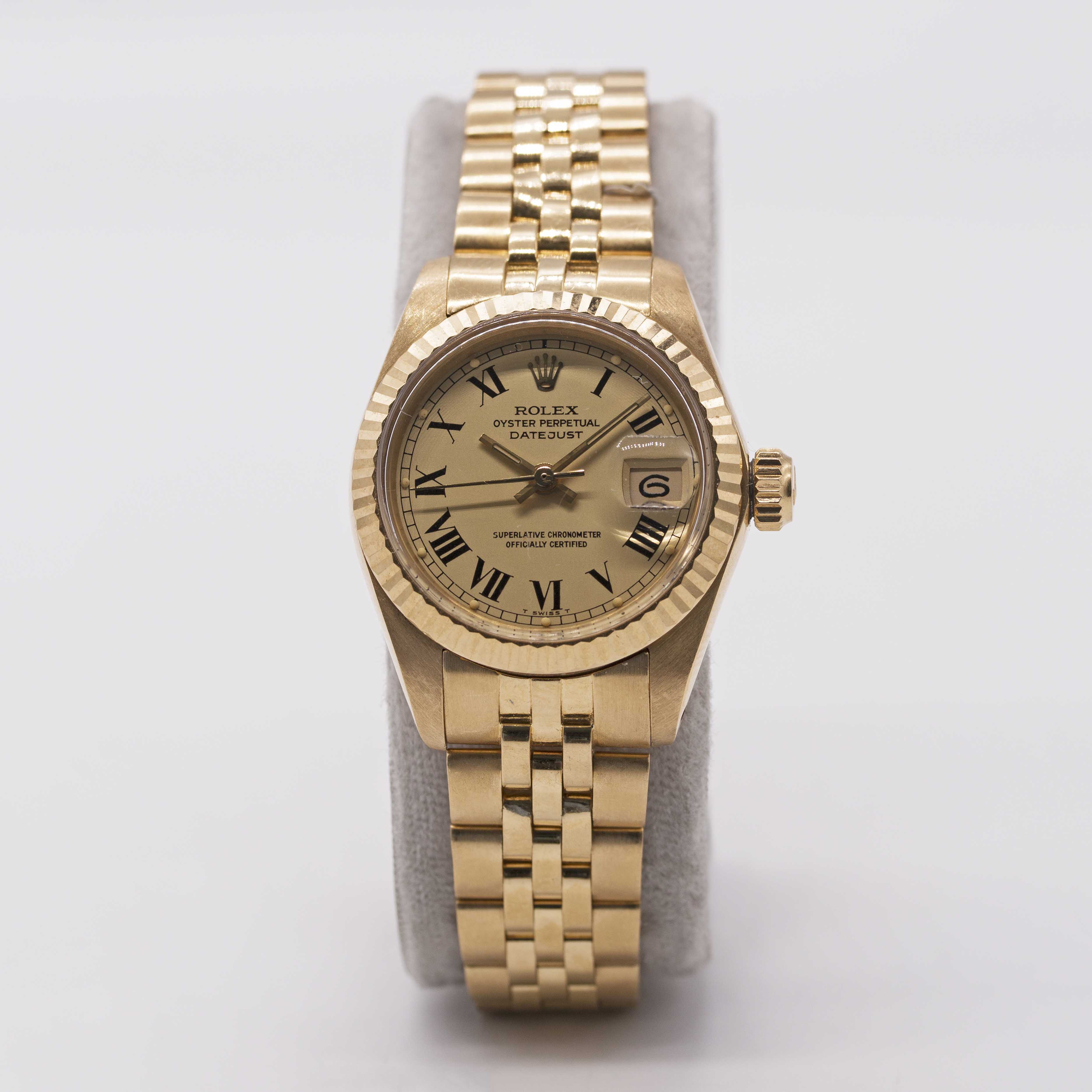 A LADIES 18K SOLID GOLD ROLEX OYSTER PERPETUAL DATEJUST BRACELET WATCH DATED 1979, REF. 6917 WITH - Image 2 of 12