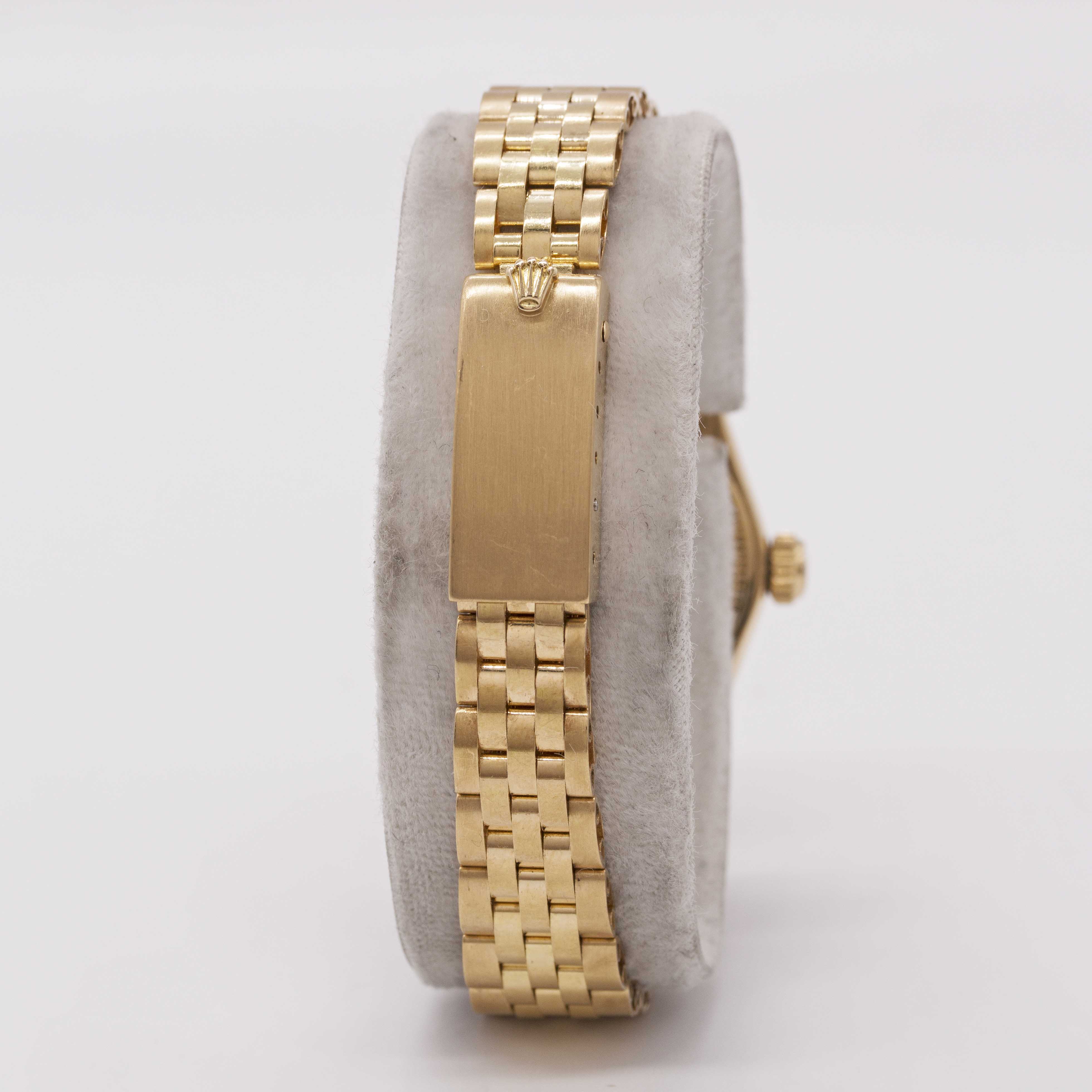 A LADIES 18K SOLID GOLD ROLEX OYSTER PERPETUAL DATEJUST BRACELET WATCH DATED 1979, REF. 6917 WITH - Image 5 of 12