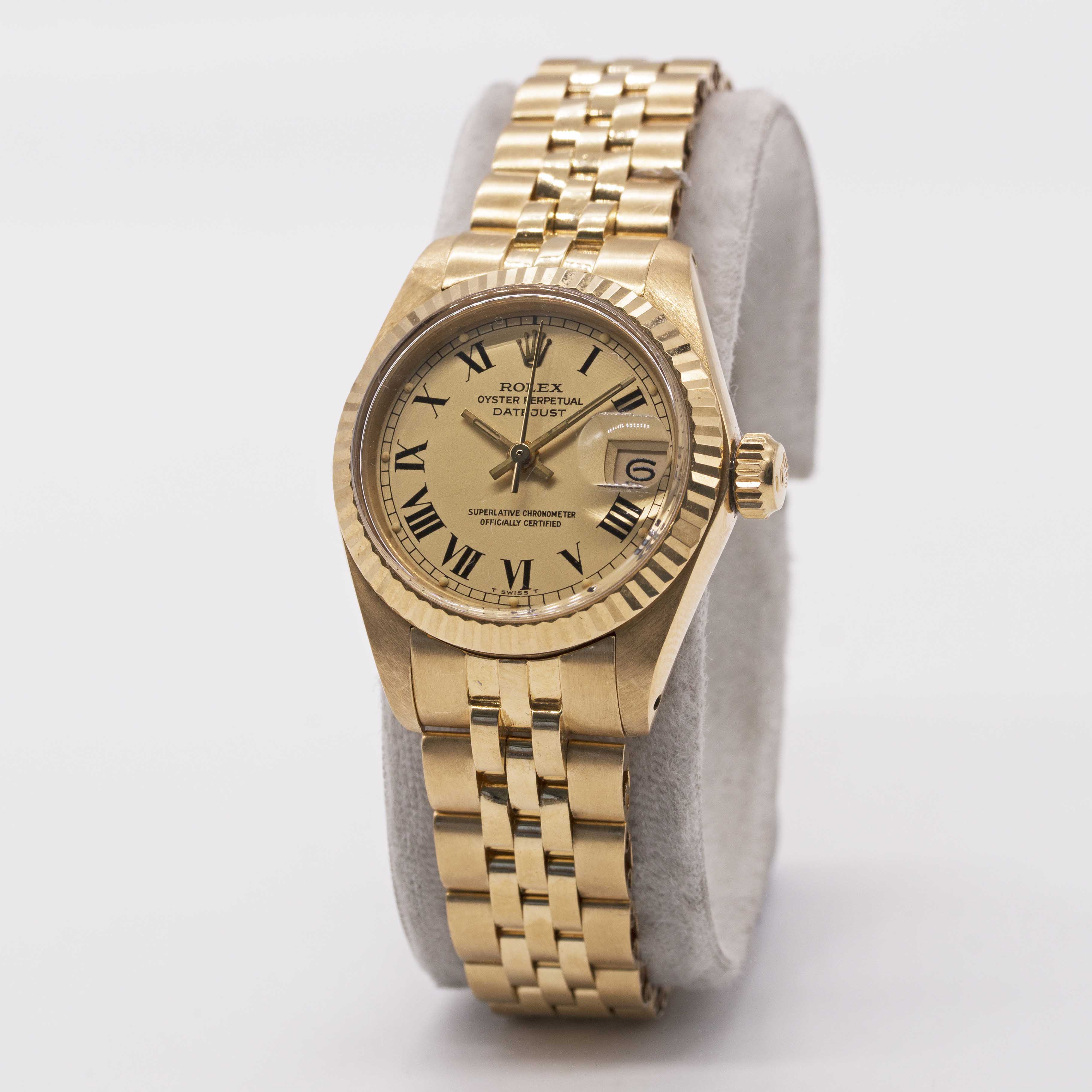 A LADIES 18K SOLID GOLD ROLEX OYSTER PERPETUAL DATEJUST BRACELET WATCH DATED 1979, REF. 6917 WITH - Image 3 of 12