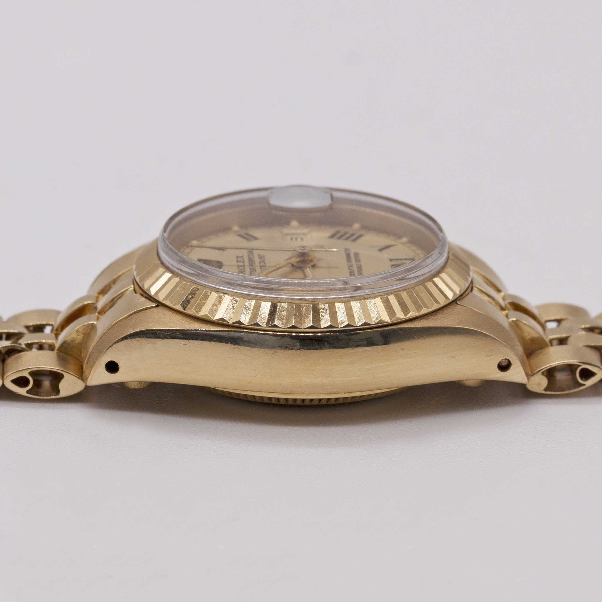 A LADIES 18K SOLID GOLD ROLEX OYSTER PERPETUAL DATEJUST BRACELET WATCH DATED 1979, REF. 6917 WITH - Image 9 of 12