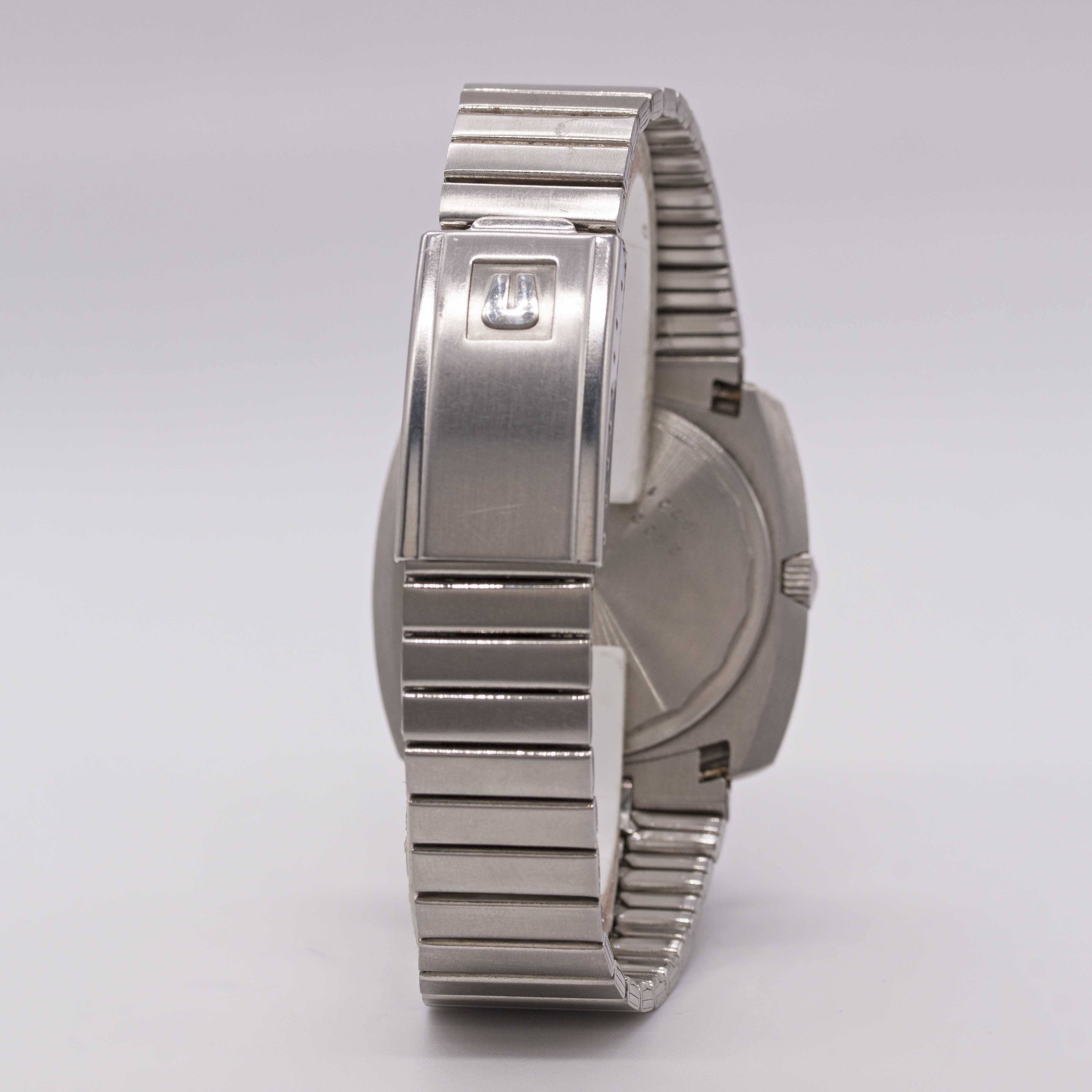 A GENTLEMAN'S STAINLESS STEEL UNIVERSAL GENEVE POLEROUTER AUTOMATIC BRACELET WATCH CIRCA 1979, - Image 5 of 9