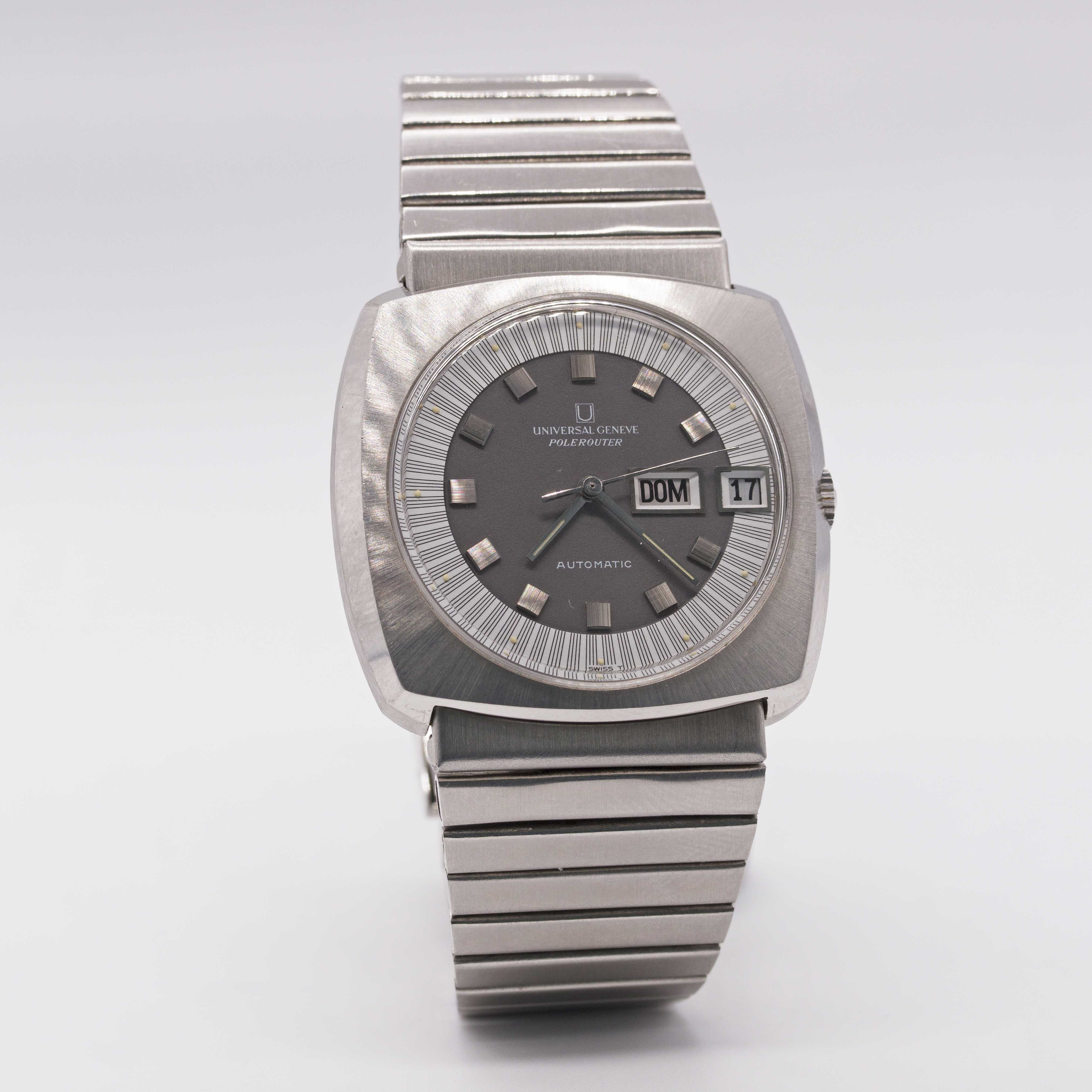 A GENTLEMAN'S STAINLESS STEEL UNIVERSAL GENEVE POLEROUTER AUTOMATIC BRACELET WATCH CIRCA 1979, - Image 4 of 9