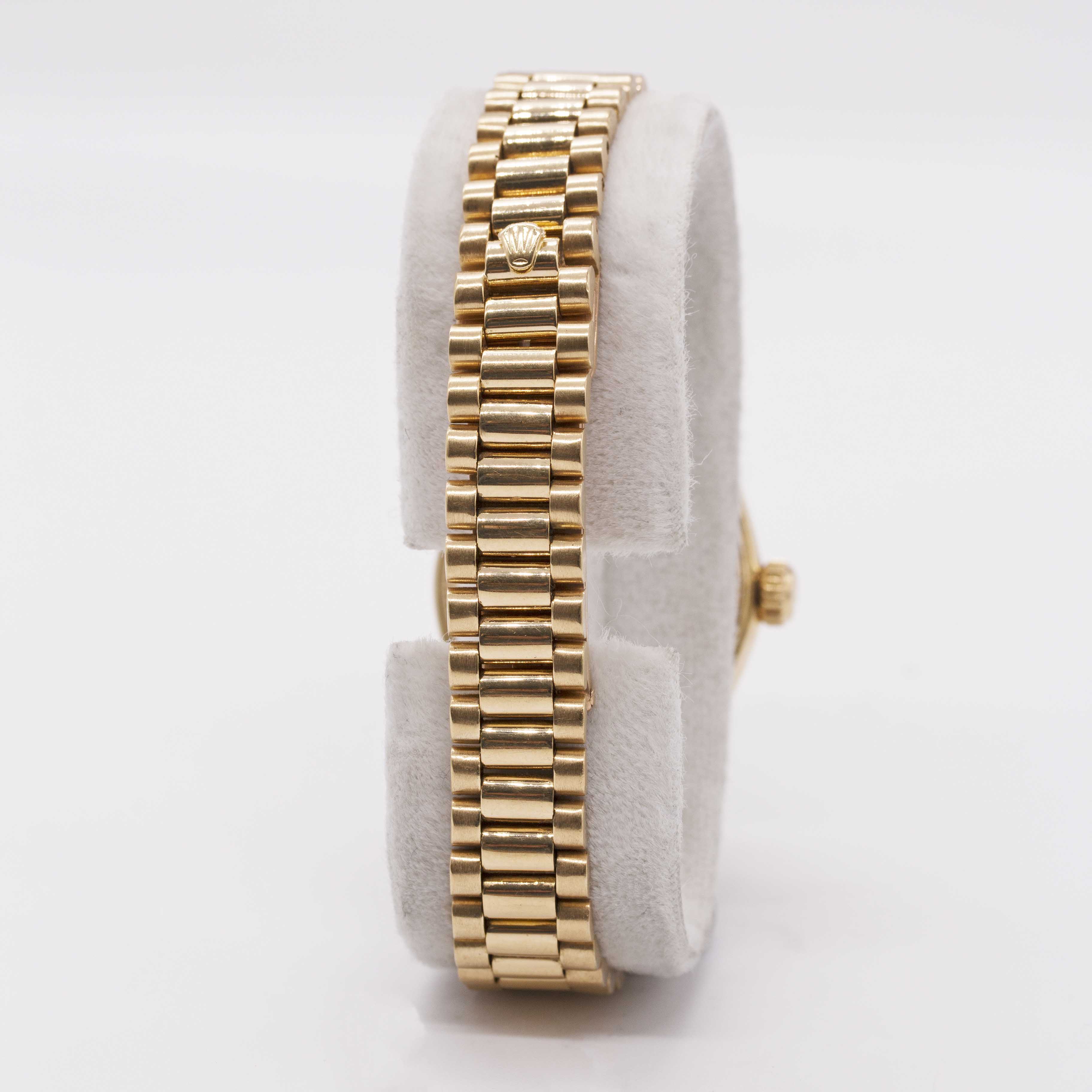 A LADIES 18K SOLID GOLD ROLEX OYSTER PERPETUAL DATEJUST BRACELET WATCH CIRCA 1985, REF. 69178 WITH - Image 5 of 10