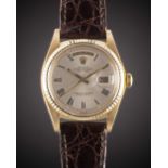 A GENTLEMAN'S 18K SOLID YELLOW GOLD ROLEX OYSTER PERPETUAL DAY DATE WRIST WATCH CIRCA 1974, REF.