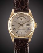 A GENTLEMAN'S 18K SOLID YELLOW GOLD ROLEX OYSTER PERPETUAL DAY DATE WRIST WATCH CIRCA 1974, REF.