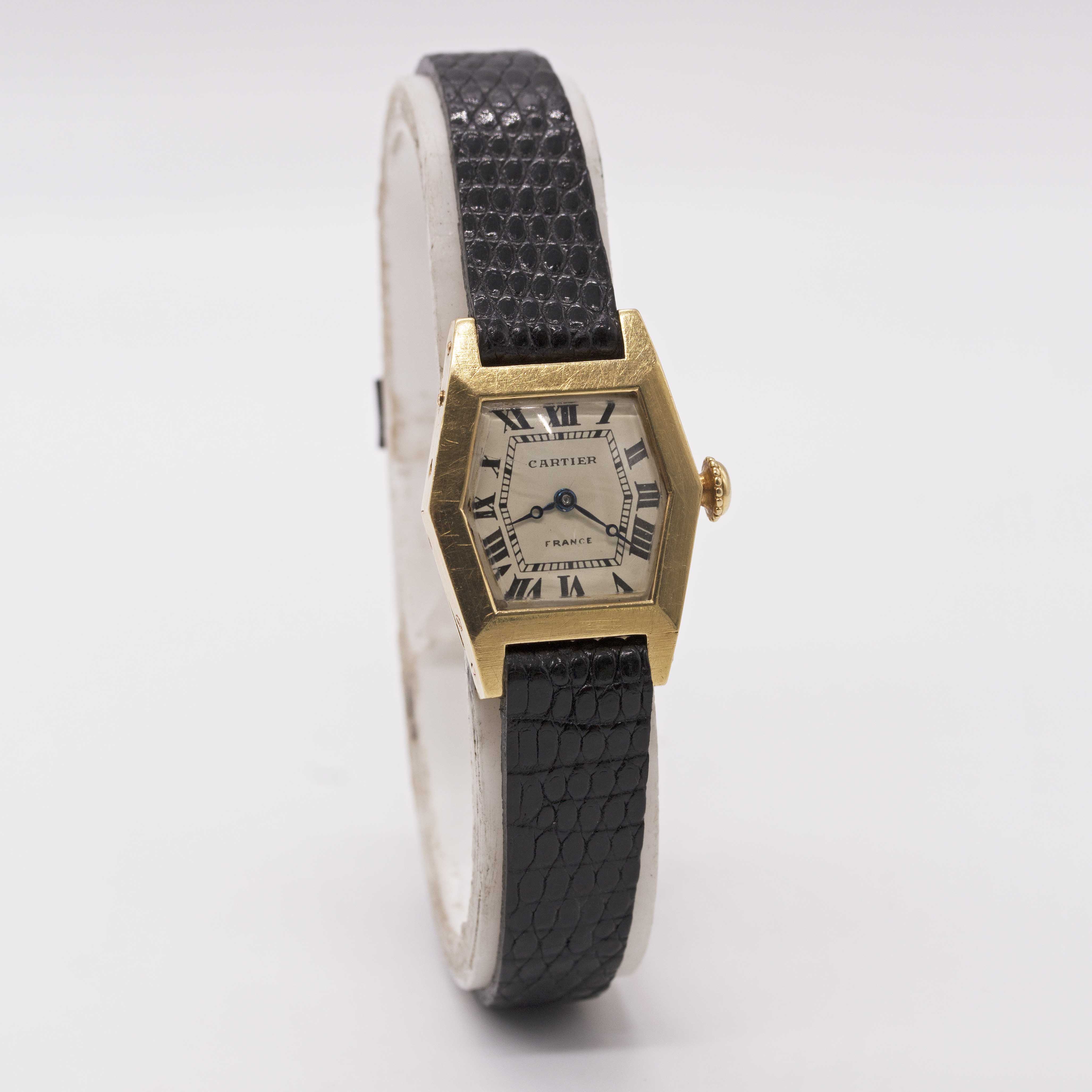 A RARE LADIES 18K SOLID GOLD CARTIER FRANCE WRIST WATCH CIRCA 1940 - Image 4 of 9