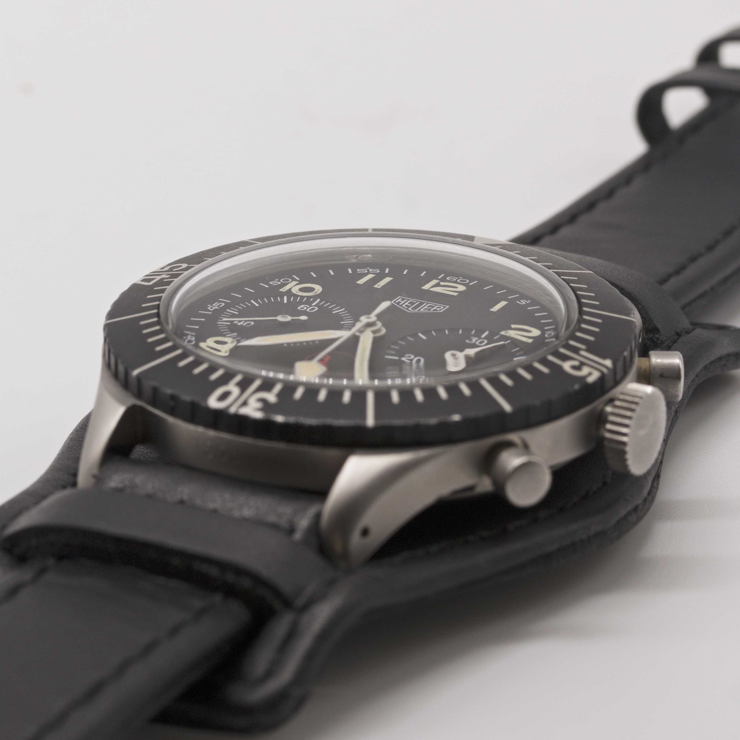 A GENTLEMAN'S STAINLESS STEEL GERMAN MILITARY HEUER "BUND" FLYBACK CHRONOGRAPH WRIST WATCH CIRCA - Image 3 of 7