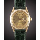 A GENTLEMAN'S 18K SOLID YELLOW GOLD ROLEX OYSTER PERPETUAL DAY DATE WRIST WATCH CIRCA 1968, REF.