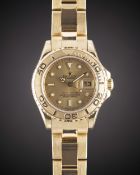 A LADIES 18K SOLID YELLOW GOLD ROLEX OYSTER PERPETUAL DATE YACHT MASTER BRACELET WATCH DATED 1999,