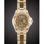 A LADIES 18K SOLID YELLOW GOLD ROLEX OYSTER PERPETUAL DATE YACHT MASTER BRACELET WATCH DATED 1999,