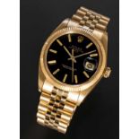 A FINE GENTLEMAN'S SIZE 18K SOLID YELLOW GOLD ROLEX OYSTER PERPETUAL DATE BRACELET WATCH CIRCA 1979,