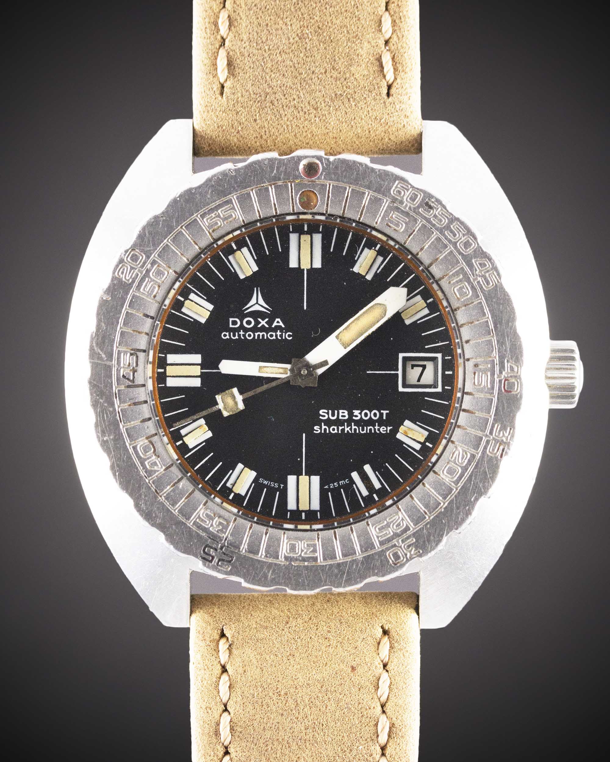 A GENTLEMAN'S STAINLESS STEEL DOXA SUB 300T SHARKHUNTER DIVERS WRIST WATCH CIRCA 1970s, REF. 58098-