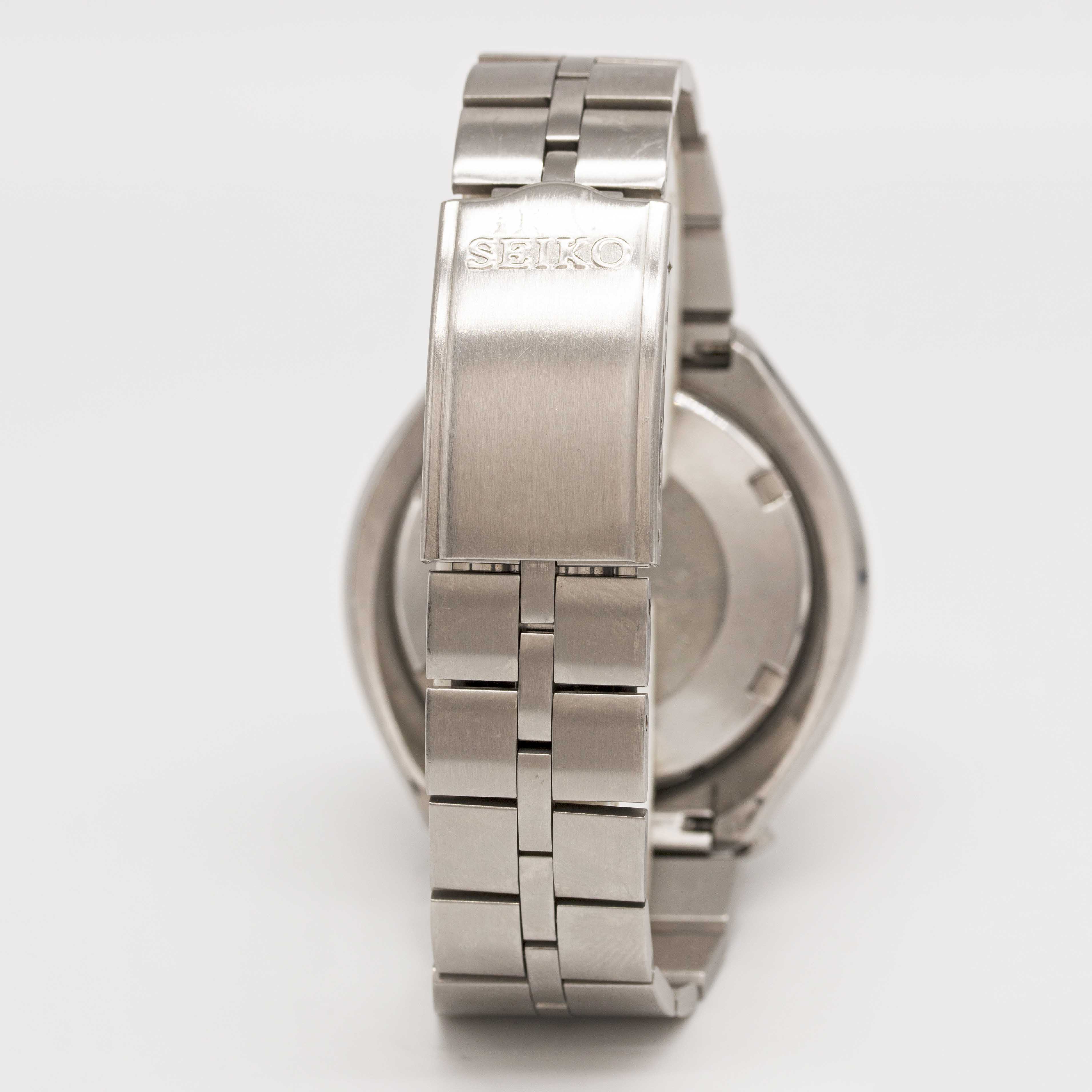 A GENTLEMAN'S STAINLESS STEEL SEIKO "BULLHEAD" AUTOMATIC CHRONOGRAPH BRACELET WATCH CIRCA 1970s, - Image 5 of 9