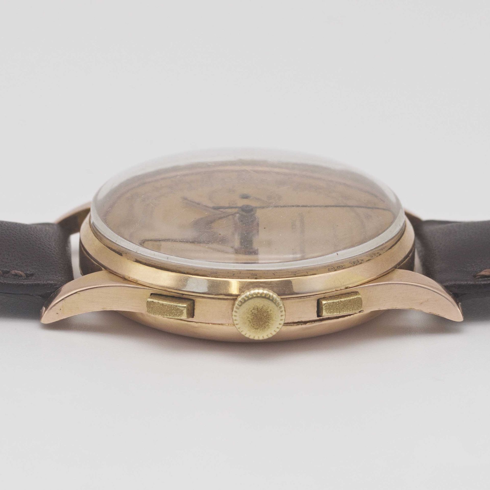 A GENTLEMAN'S 18K SOLID ROSE GOLD CHRONOGRAPHE SUISSE WRIST WATCH CIRCA 1940s Movement: Manual wind. - Image 8 of 9