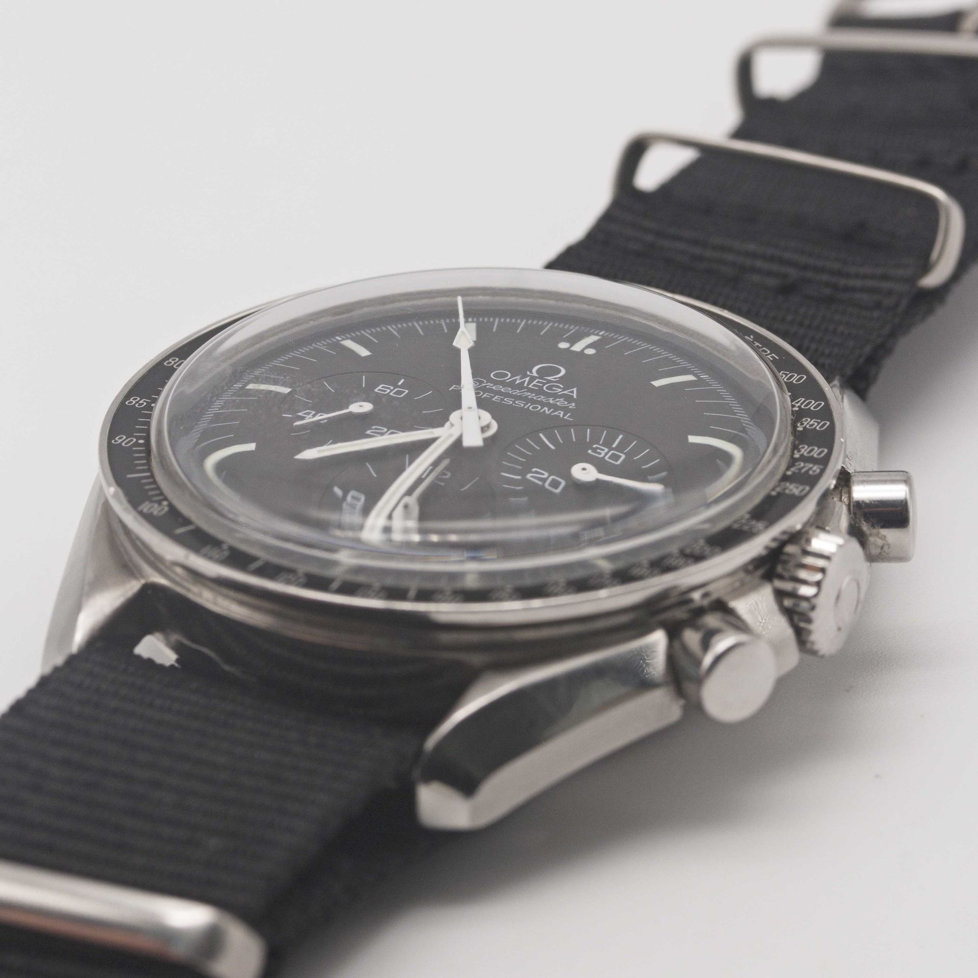 A GENTLEMAN'S STAINLESS STEEL OMEGA SPEEDMASTER PROFESSIONAL CHRONOGRAPH WRIST WATCH CIRCA 2000, - Image 3 of 9