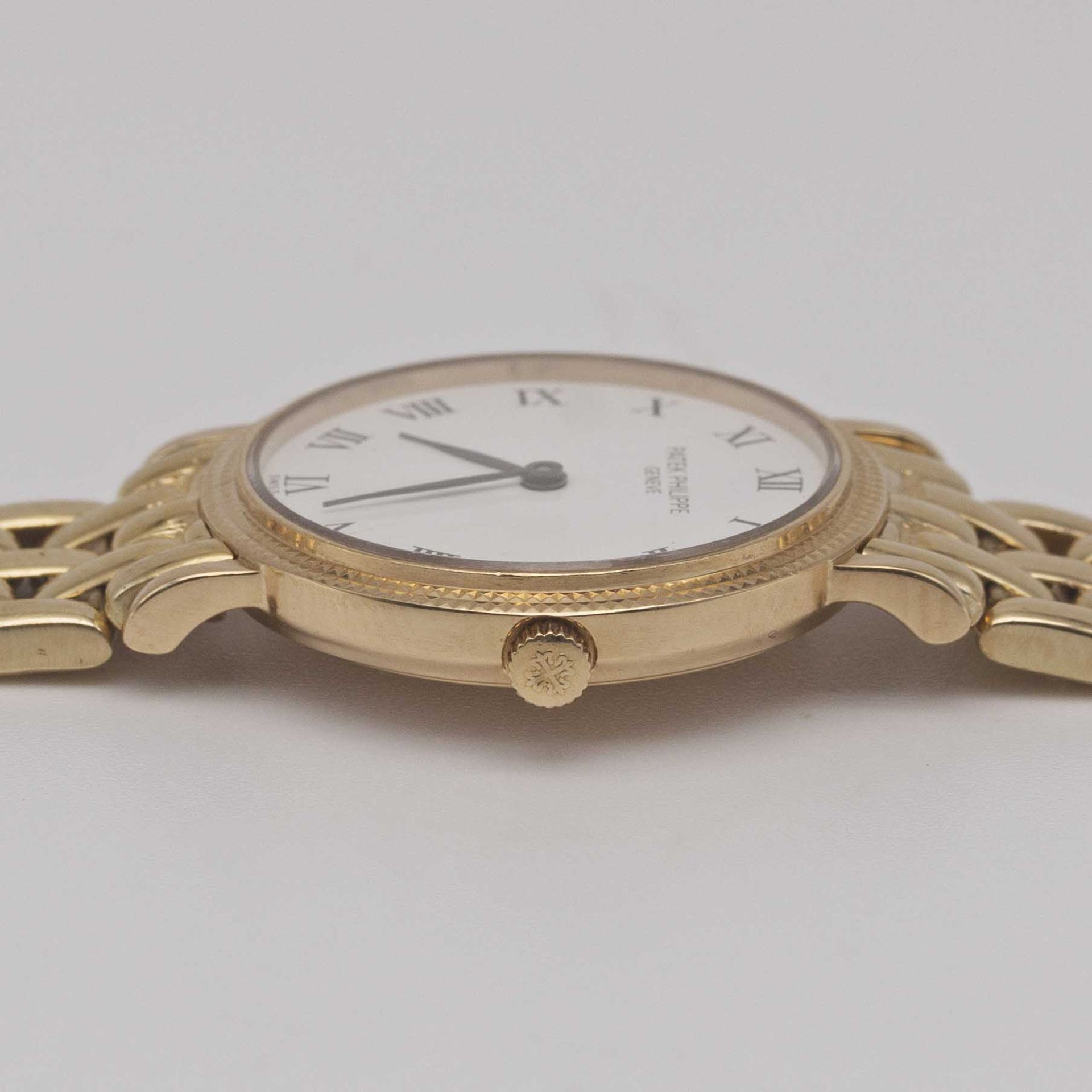 A LADIES 18K SOLID YELLOW GOLD PATEK PHILIPPE CALATRAVA BRACELET WATCH CIRCA 1990s, REF. 4819 - Image 8 of 10