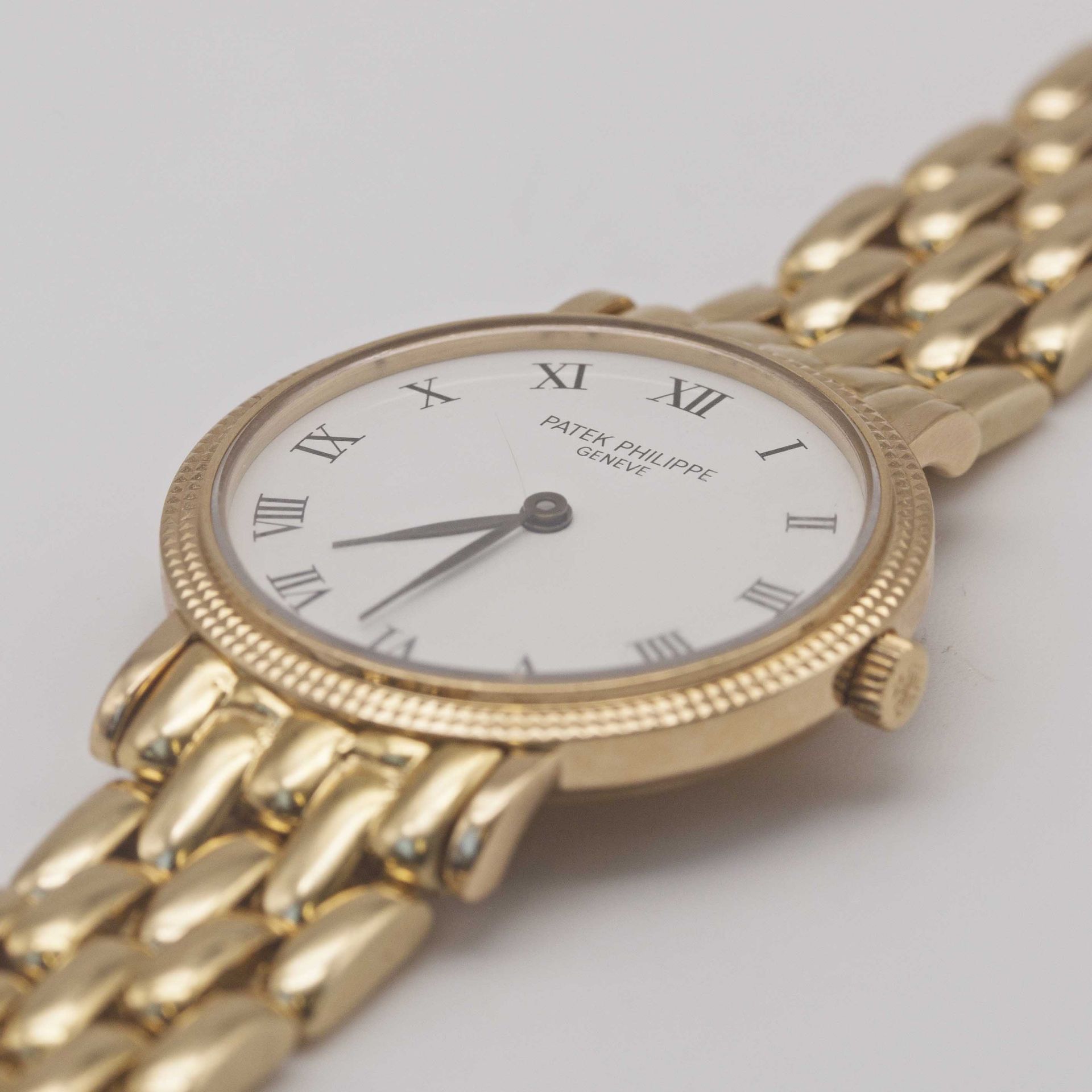 A LADIES 18K SOLID YELLOW GOLD PATEK PHILIPPE CALATRAVA BRACELET WATCH CIRCA 1990s, REF. 4819 - Image 3 of 10