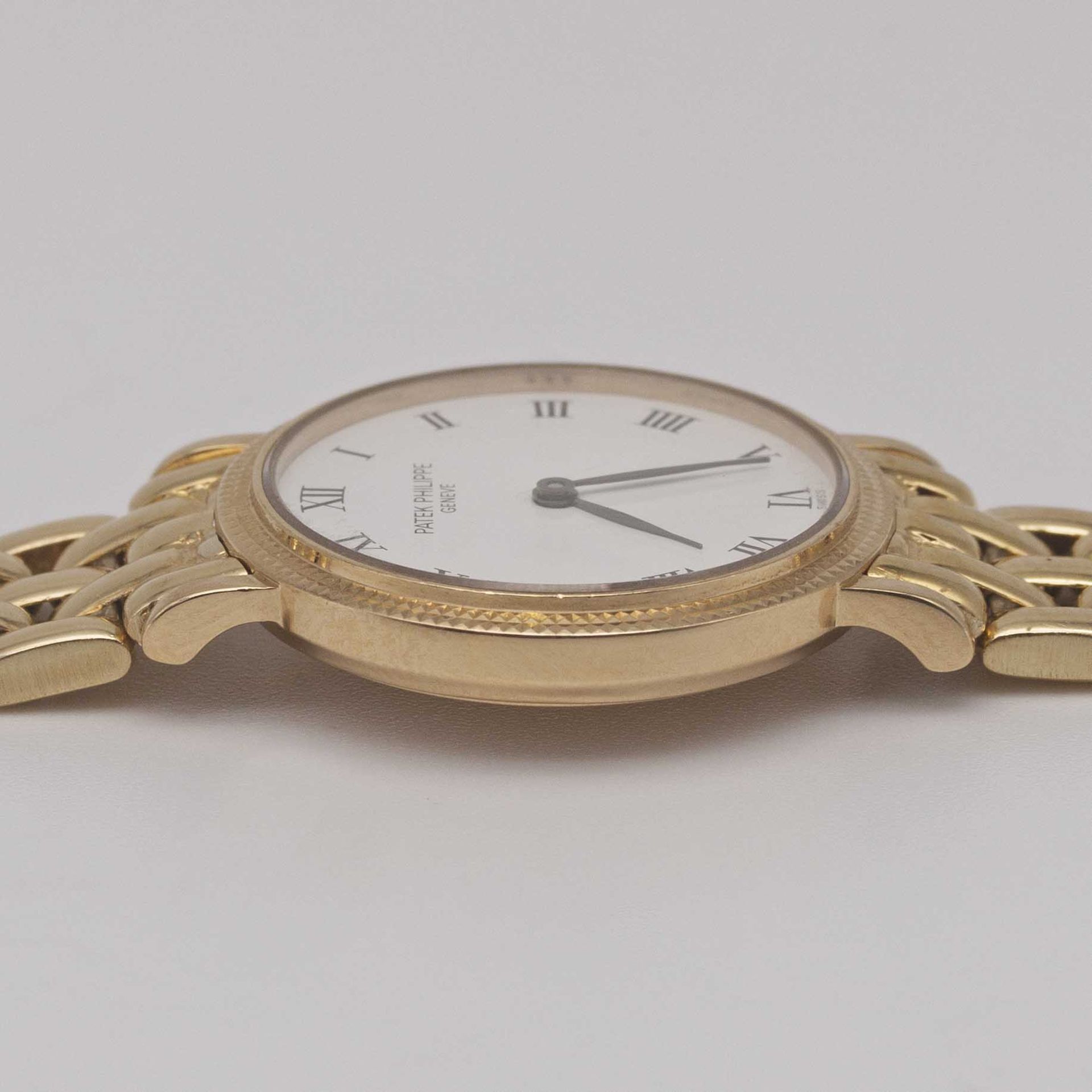 A LADIES 18K SOLID YELLOW GOLD PATEK PHILIPPE CALATRAVA BRACELET WATCH CIRCA 1990s, REF. 4819 - Image 9 of 10