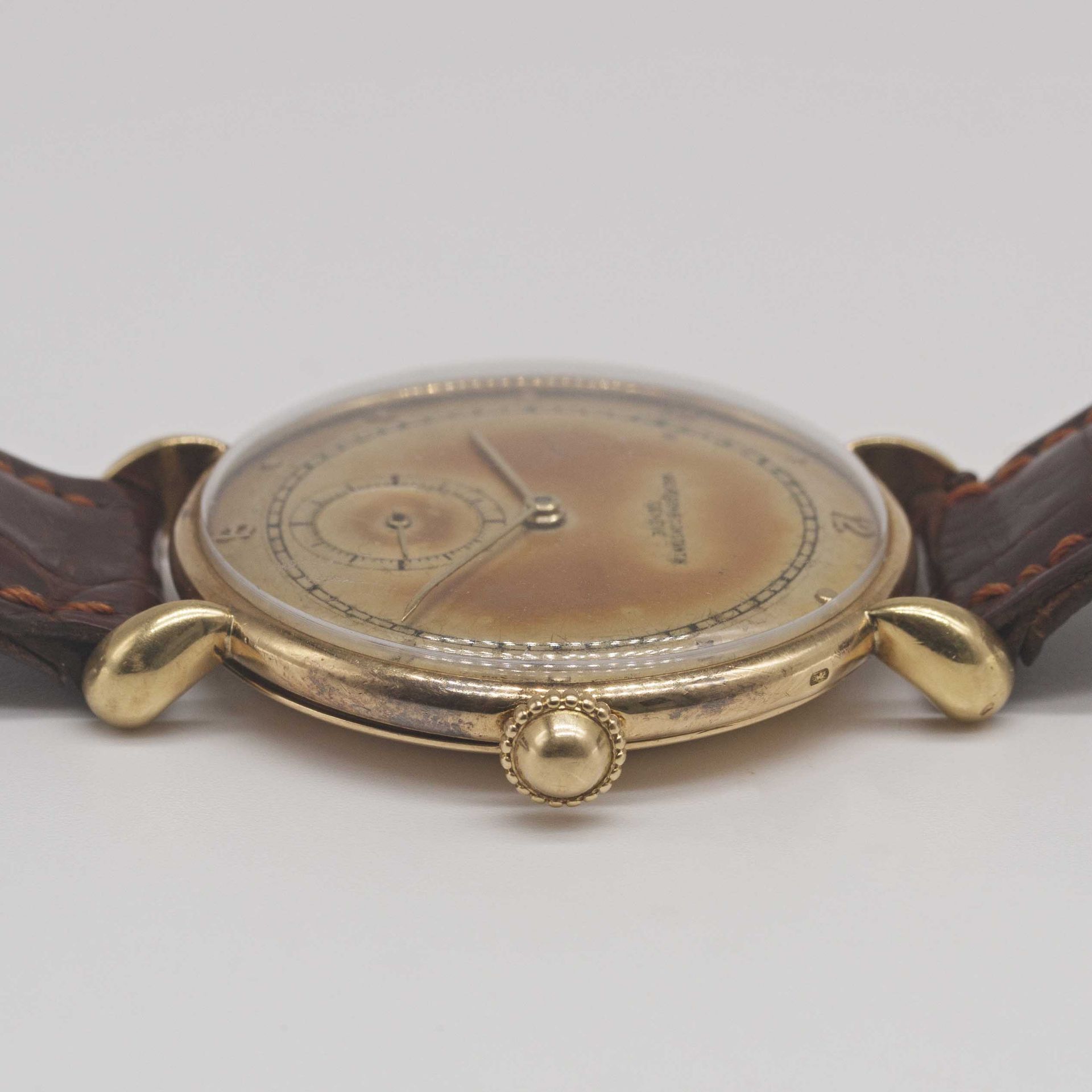 A GENTLEMAN'S LARGE SIZE 18K SOLID GOLD VACHERON & CONSTANTIN WRIST WATCH CIRCA 1950, WITH "CREME - Image 9 of 10