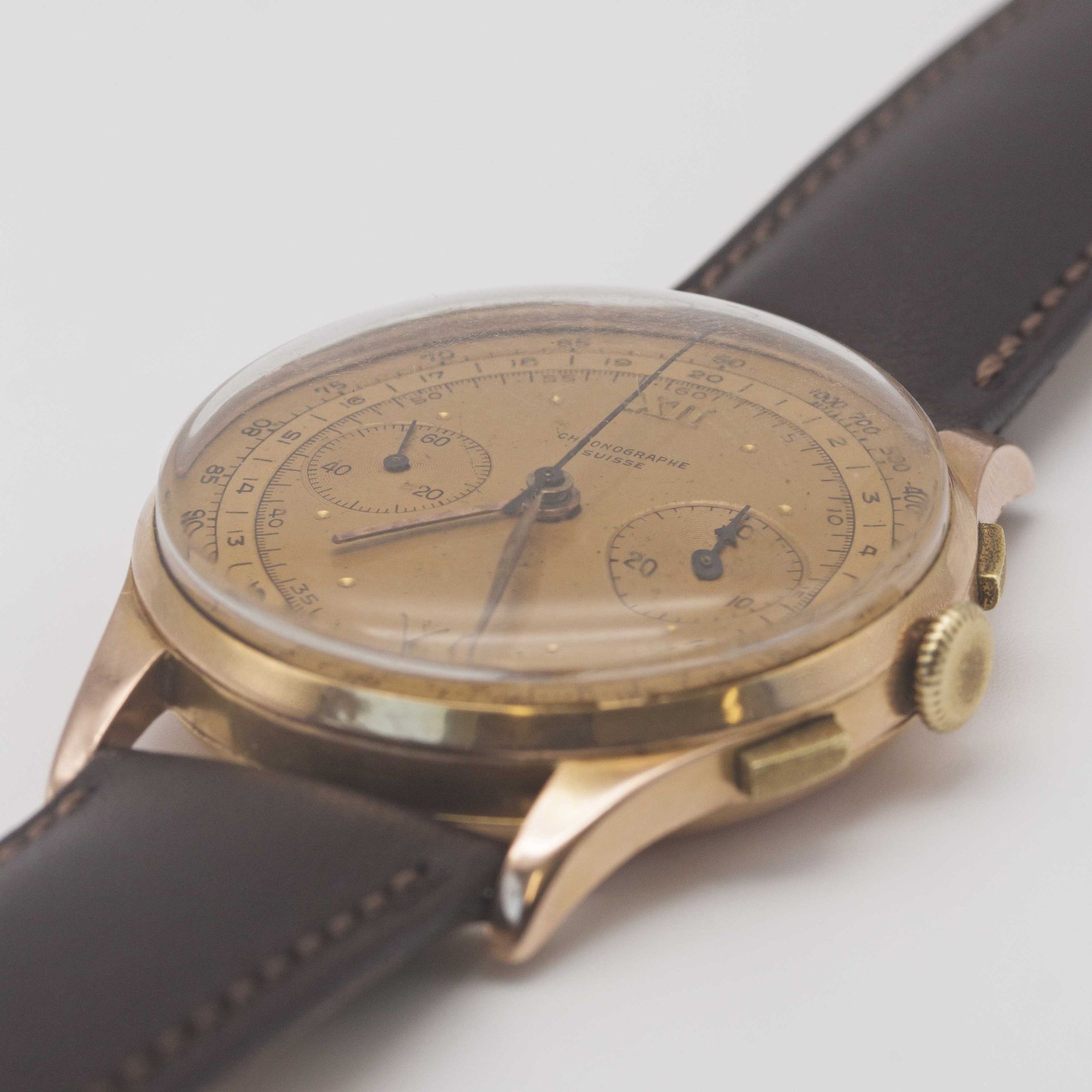 A GENTLEMAN'S 18K SOLID ROSE GOLD CHRONOGRAPHE SUISSE WRIST WATCH CIRCA 1940s Movement: Manual wind. - Image 3 of 9