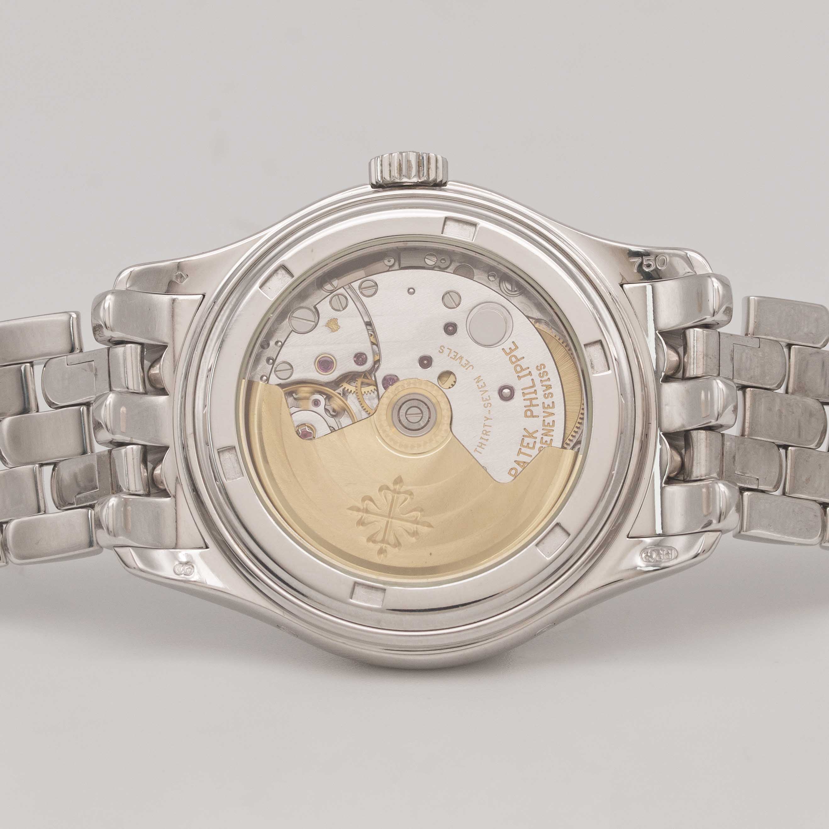 A FINE GENTLEMAN'S 18K SOLID WHITE GOLD PATEK PHILIPPE ANNUAL CALENDAR MOONPHASE BRACELET WATCH - Image 9 of 15