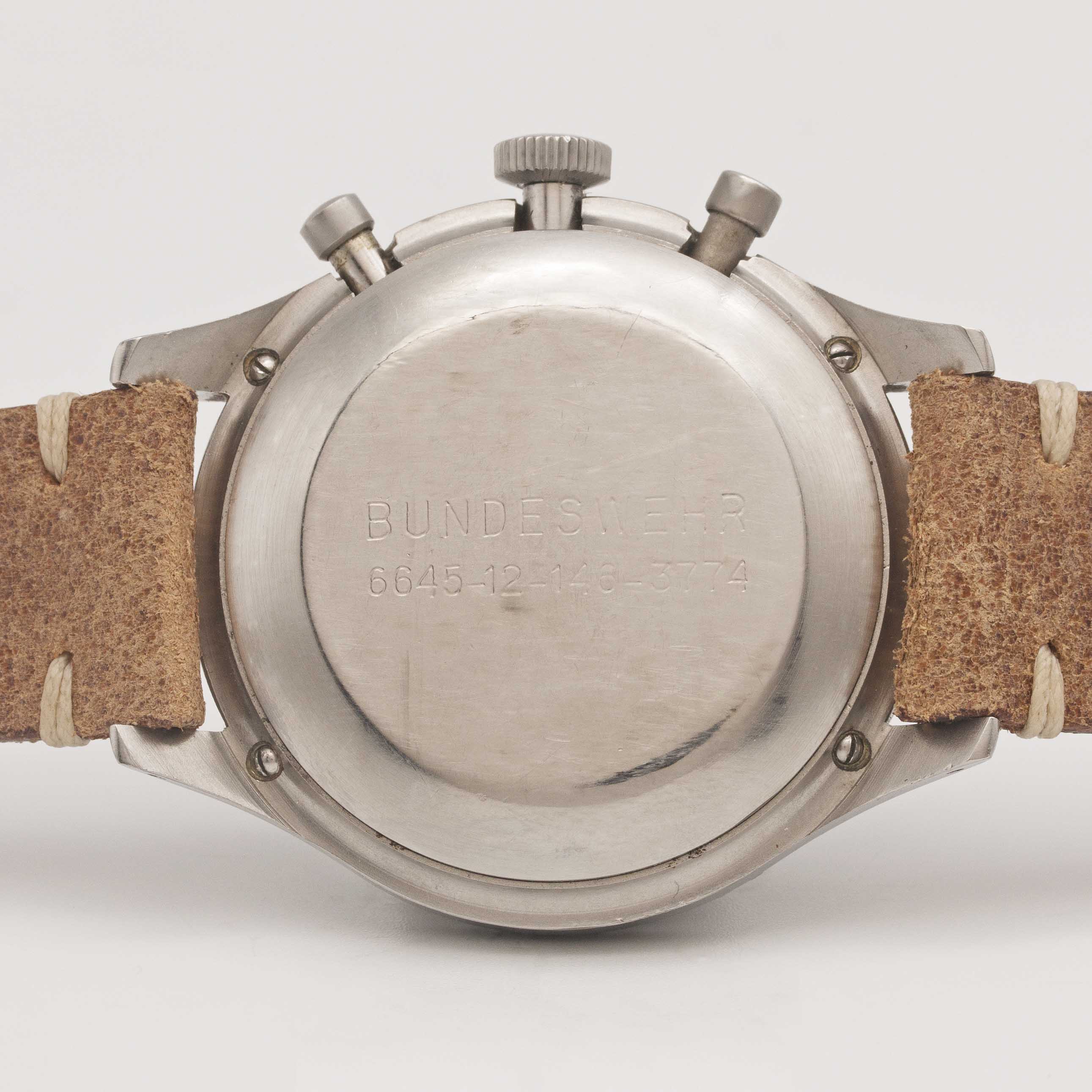 A GENTLEMAN'S STAINLESS STEEL GERMAN MILITARY HEUER BUND FLYBACK CHRONOGRAPH WRIST WATCH CIRCA 1970, - Image 6 of 8