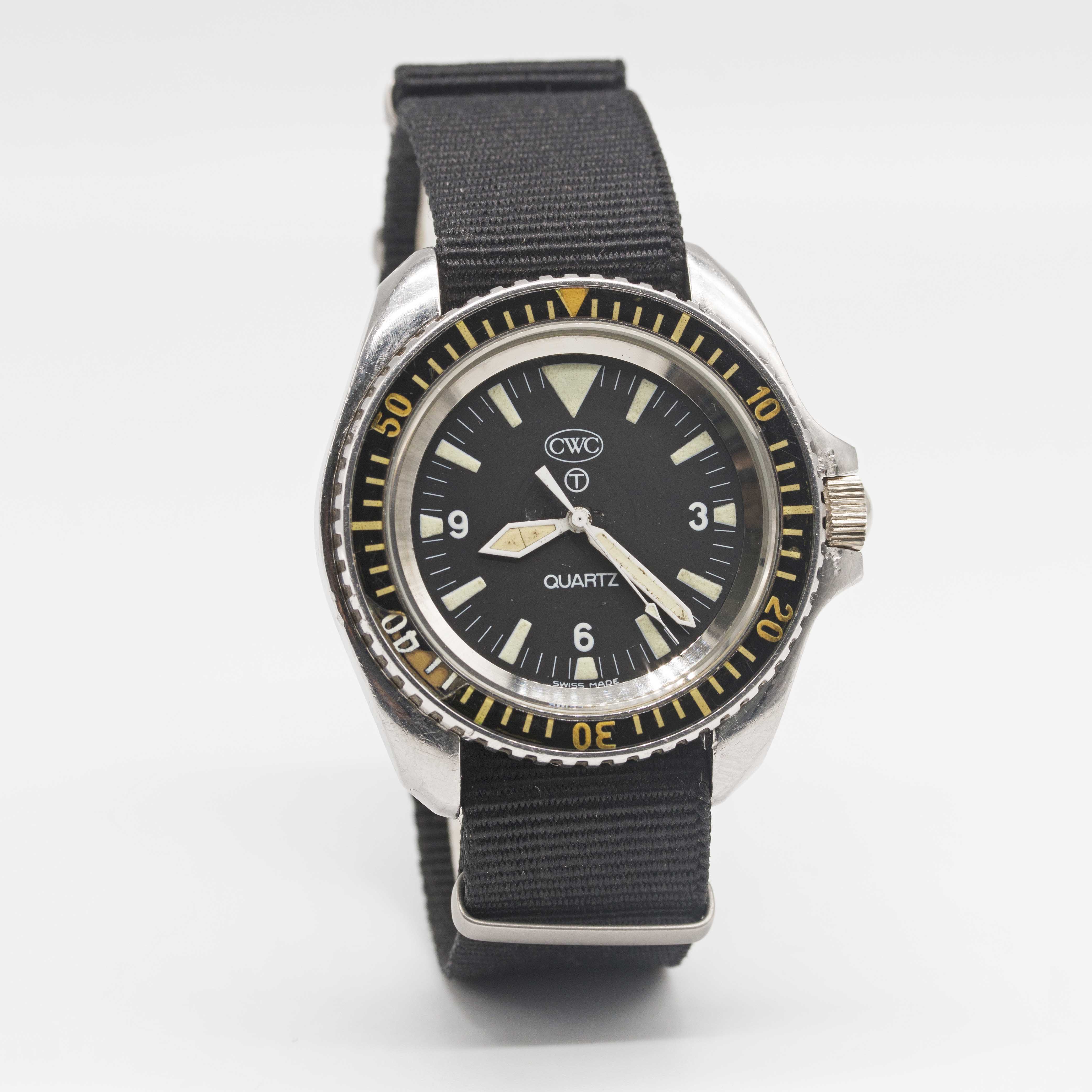 A RARE GENTLEMAN'S STAINLESS STEEL BRITISH MILITARY ROYAL NAVY CWC QUARTZ DIVERS WRIST WATCH DATED - Image 5 of 9