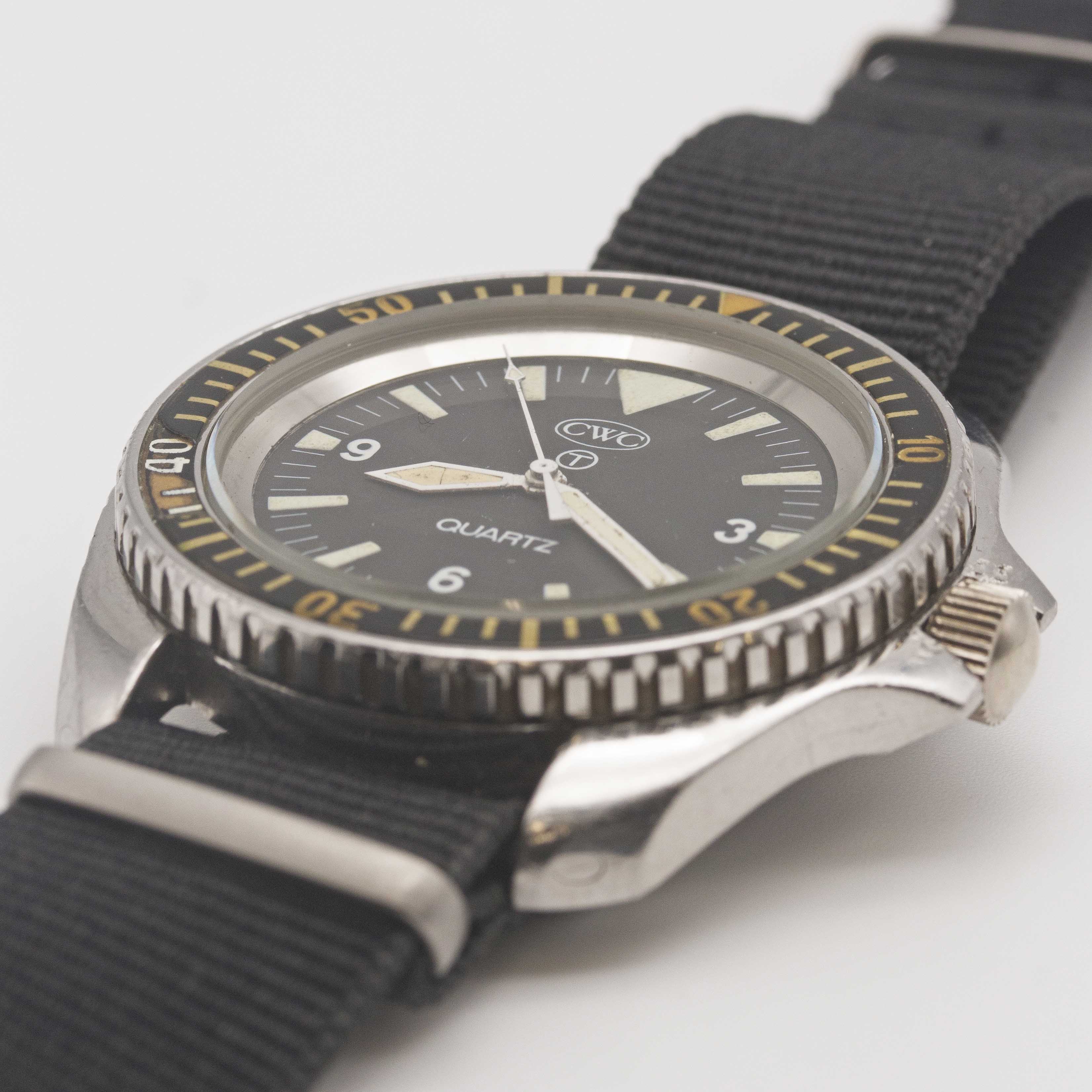 A RARE GENTLEMAN'S STAINLESS STEEL BRITISH MILITARY ROYAL NAVY CWC QUARTZ DIVERS WRIST WATCH DATED - Image 3 of 9