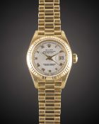 A LADIES 18K SOLID GOLD ROLEX OYSTER PERPETUAL DATEJUST BRACELET WATCH CIRCA 1986, REF. 69178 WITH