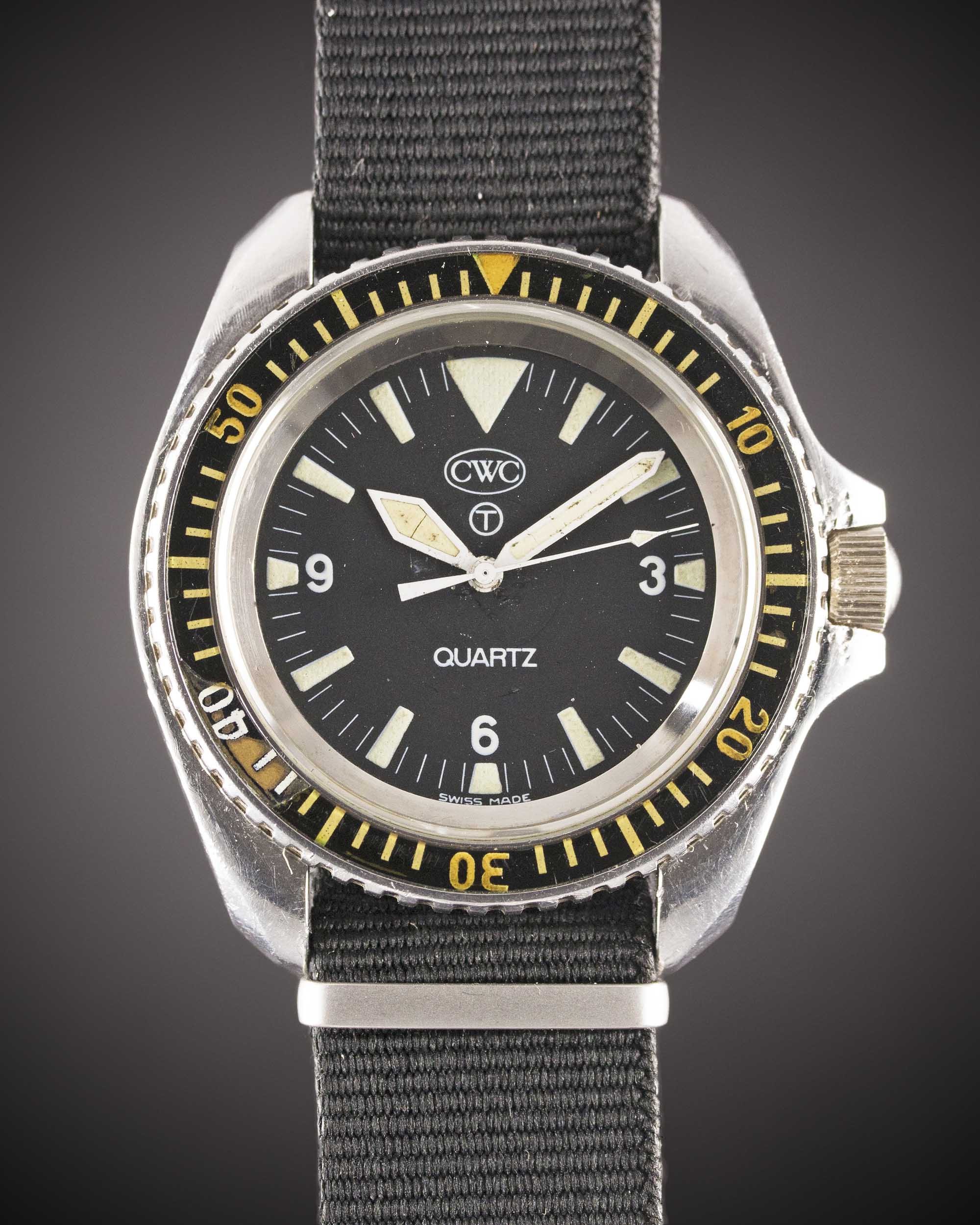 A RARE GENTLEMAN'S STAINLESS STEEL BRITISH MILITARY ROYAL NAVY CWC QUARTZ DIVERS WRIST WATCH DATED