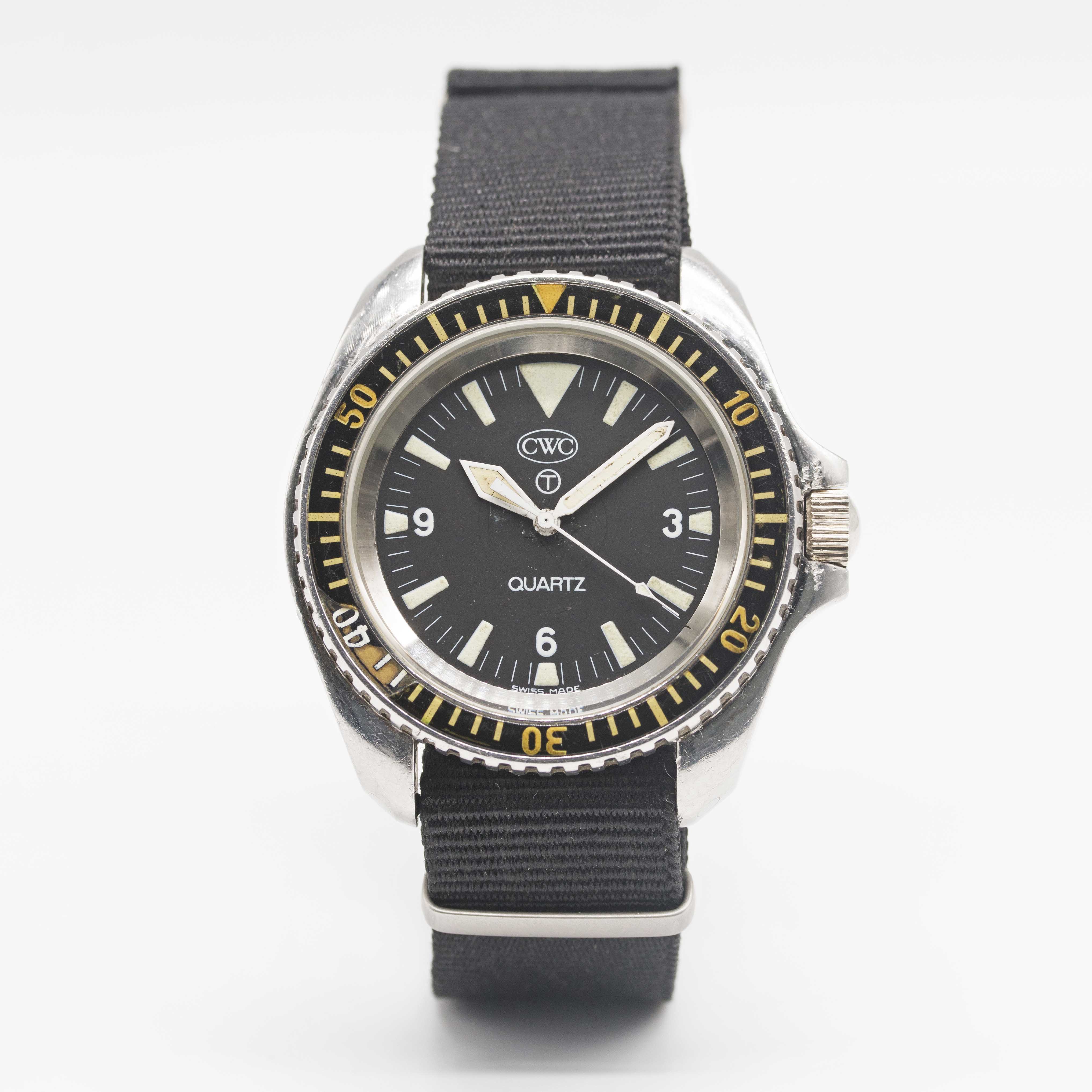 A RARE GENTLEMAN'S STAINLESS STEEL BRITISH MILITARY ROYAL NAVY CWC QUARTZ DIVERS WRIST WATCH DATED - Image 2 of 9