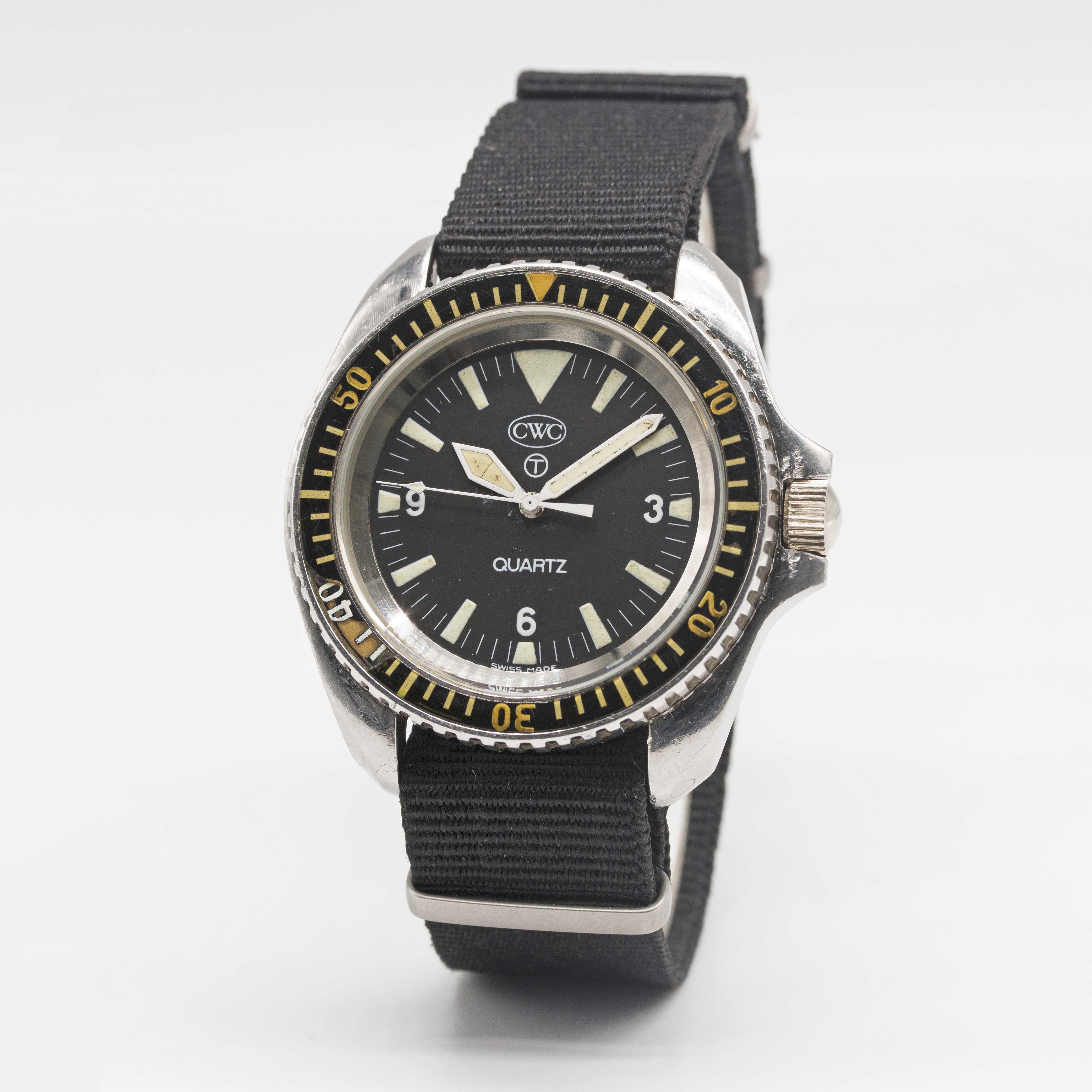 A RARE GENTLEMAN'S STAINLESS STEEL BRITISH MILITARY ROYAL NAVY CWC QUARTZ DIVERS WRIST WATCH DATED - Image 4 of 9