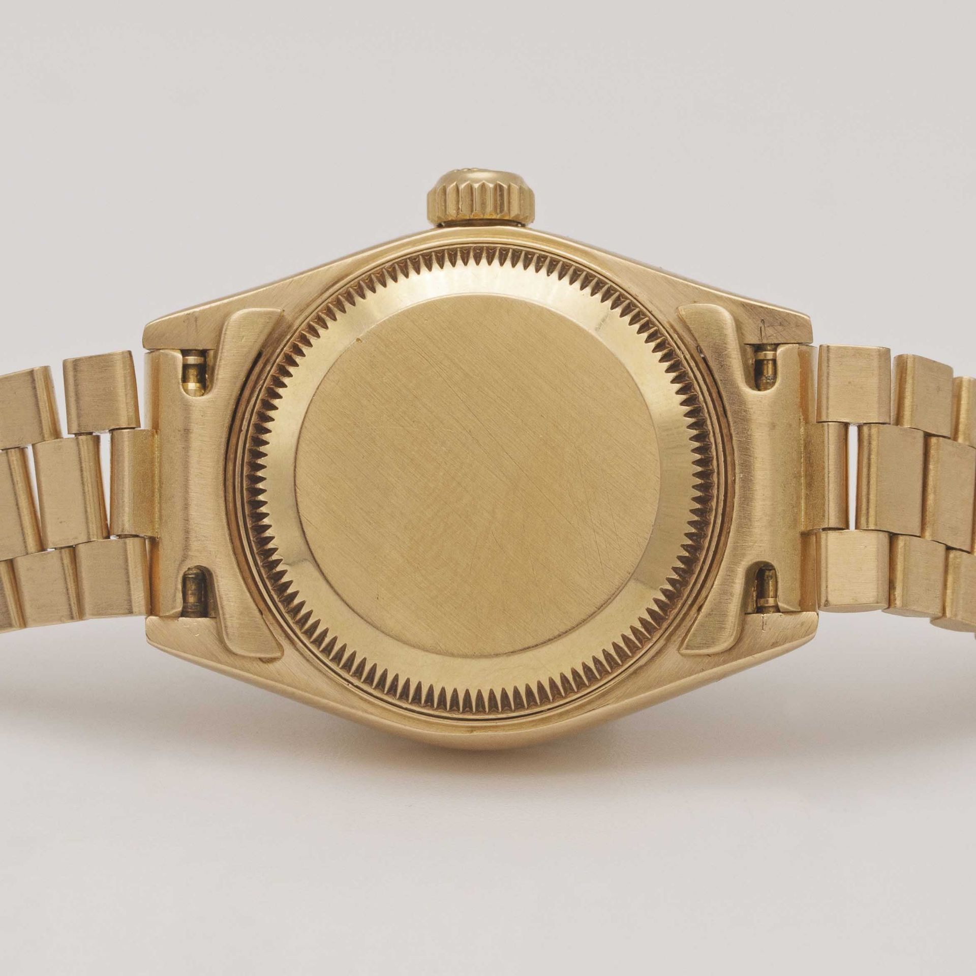 A LADIES 18K SOLID GOLD ROLEX OYSTER PERPETUAL DATEJUST BRACELET WATCH CIRCA 1996, REF. 69178 WITH - Image 6 of 12