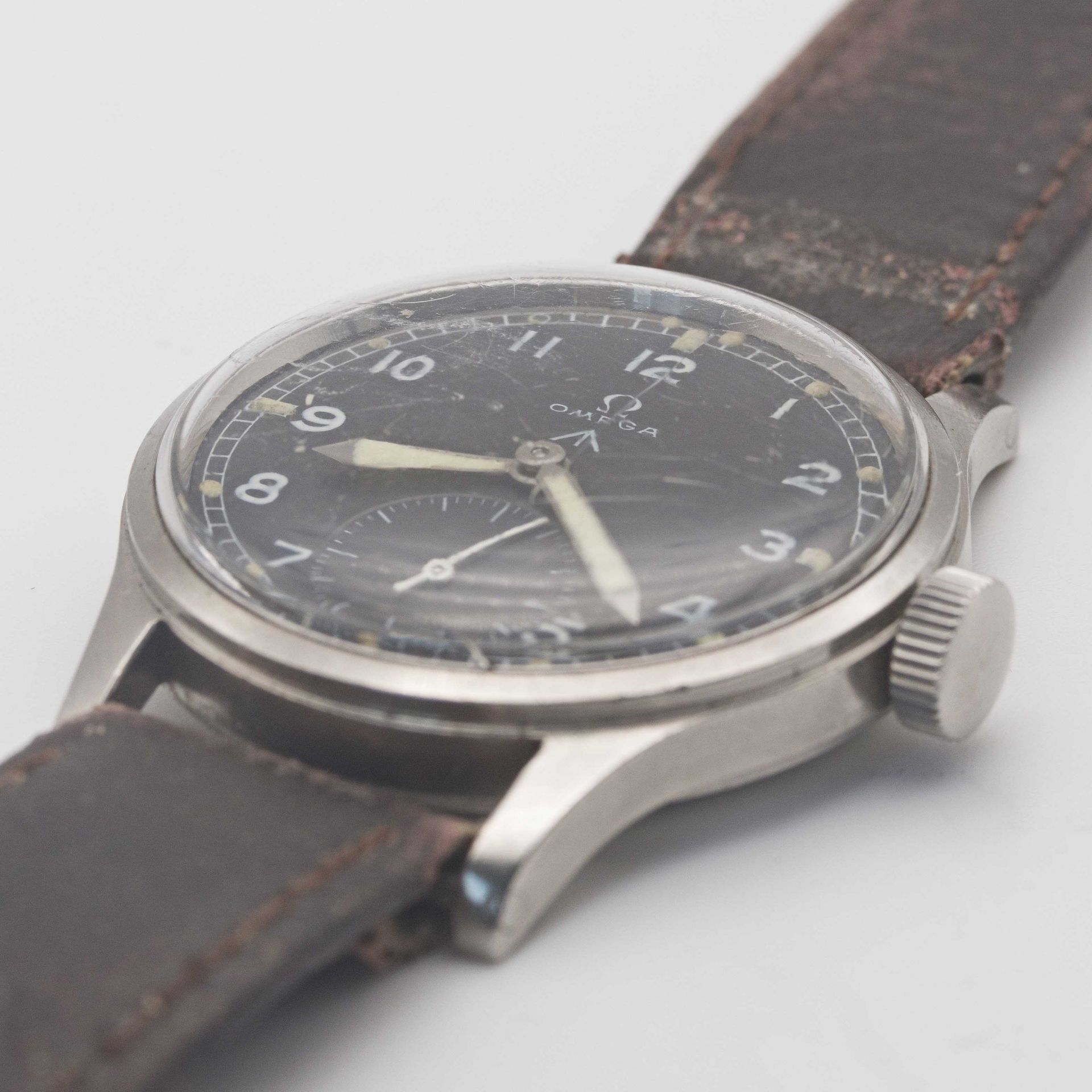 A GENTLEMAN'S STAINLESS STEEL BRITISH MILITARY OMEGA W.W.W. WRIST WATCH CIRCA 1945, PART OF THE " - Image 3 of 9