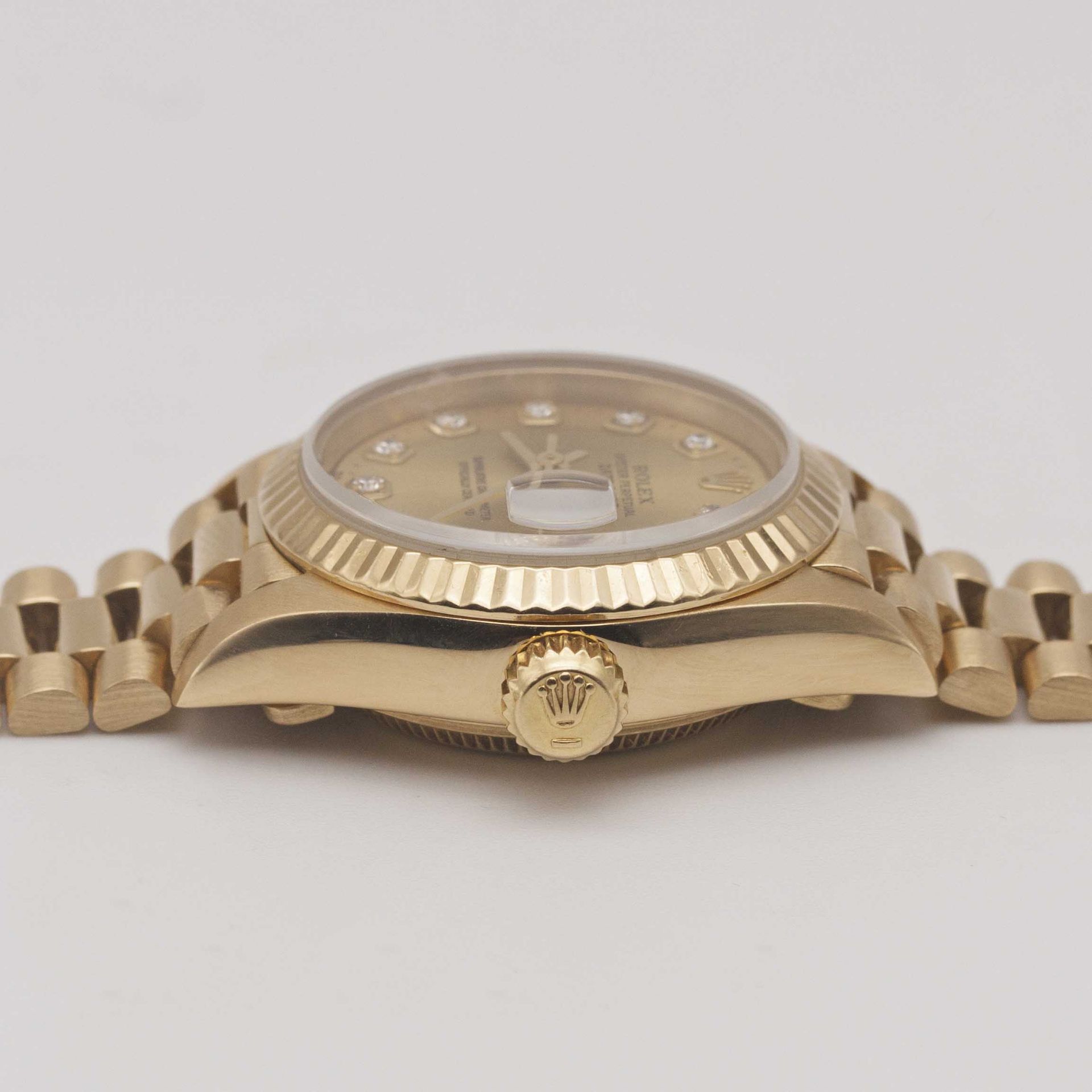 A LADIES 18K SOLID GOLD ROLEX OYSTER PERPETUAL DATEJUST BRACELET WATCH CIRCA 1996, REF. 69178 WITH - Image 8 of 12