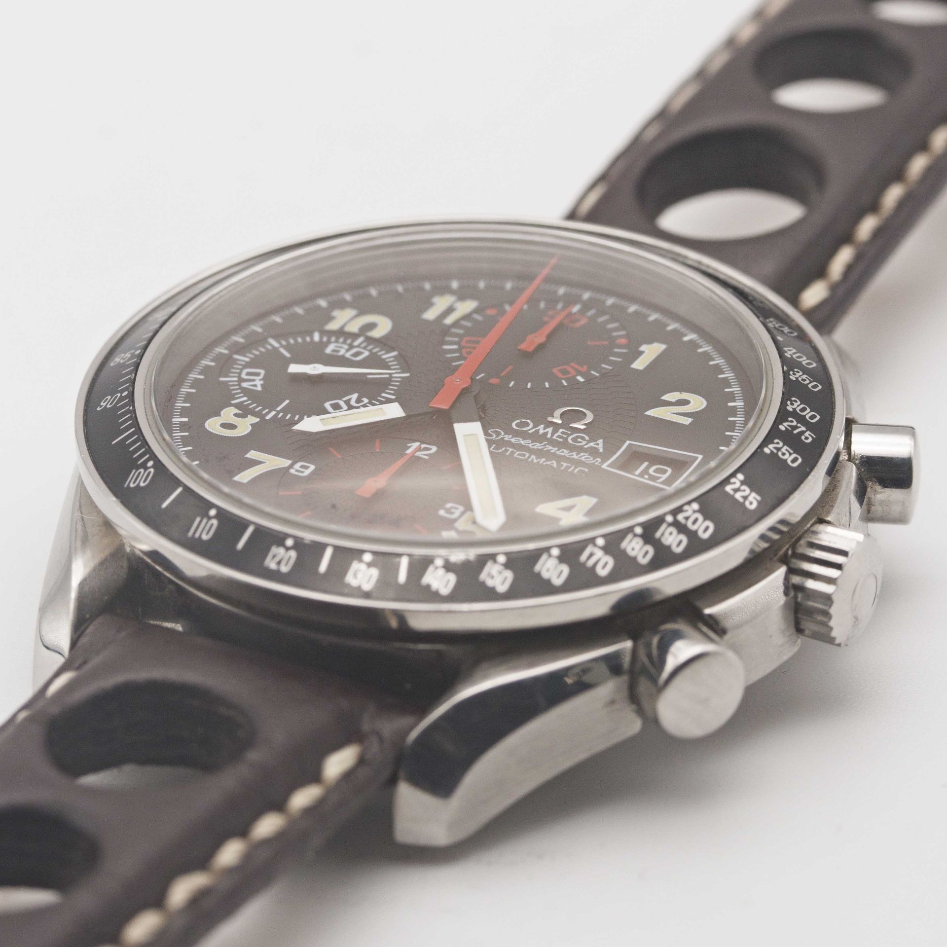 A GENTLEMAN'S STAINLESS STEEL OMEGA SPEEDMASTER AUTOMATIC CHRONOGRAPH WRIST WATCH CIRCA 1999 - Image 3 of 9