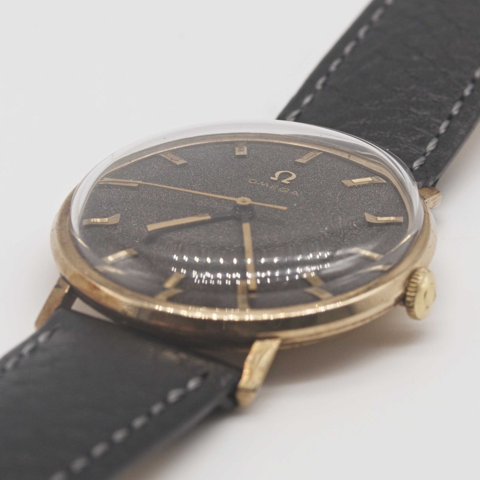 A GENTLEMAN'S 9CT SOLID GOLD OMEGA WRIST WATCH CIRCA 1960s, WITH GREY DIAL Movement: Manual wind, - Image 3 of 8