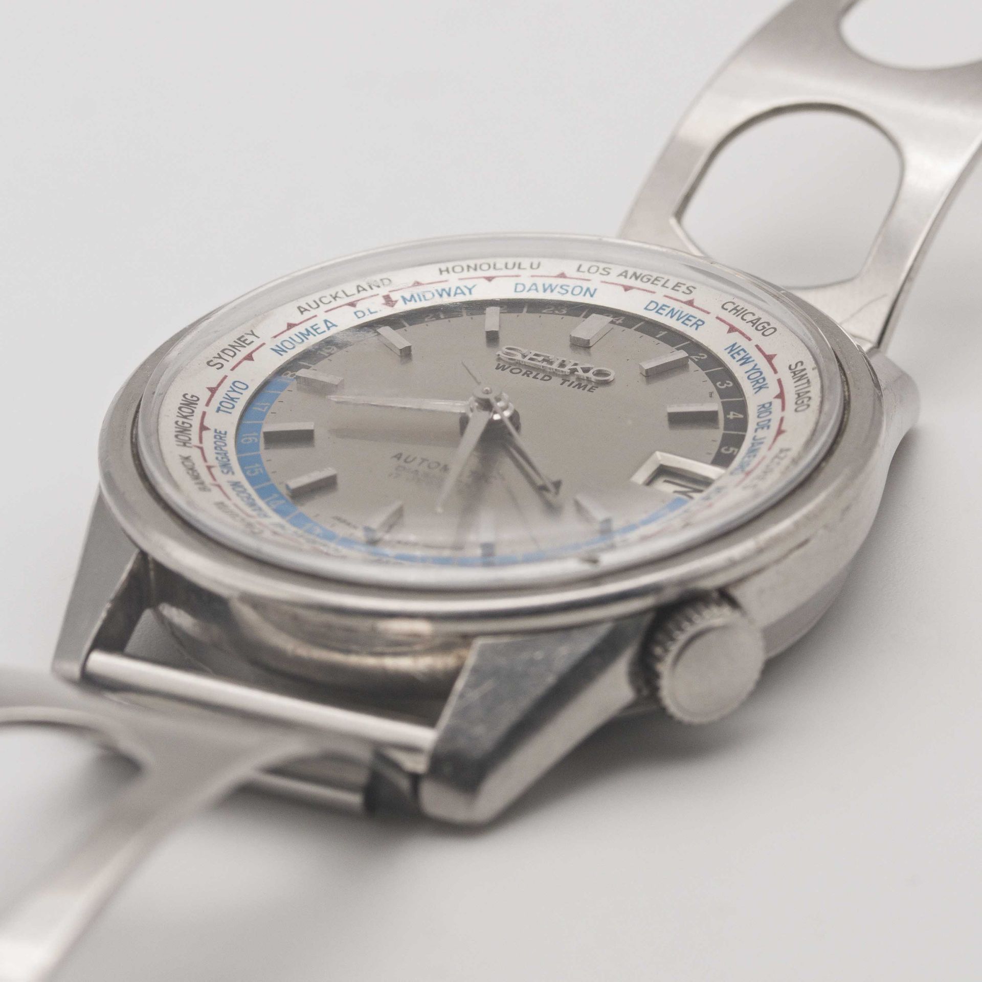 A GENTLEMAN'S STAINLESS STEEL SEIKO WORLD TIME AUTOMATIC BRACELET WATCH CIRCA 1966, REF. 6217-7010 - Image 3 of 9