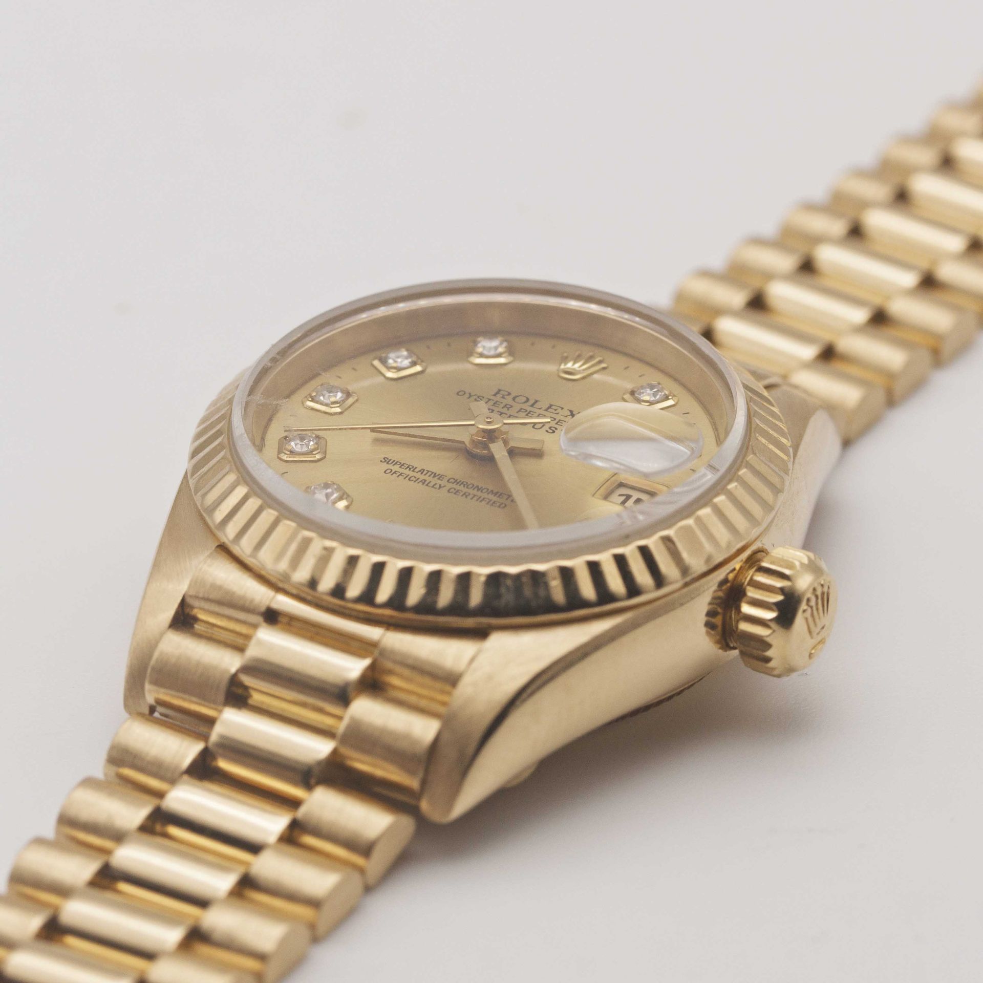 A LADIES 18K SOLID GOLD ROLEX OYSTER PERPETUAL DATEJUST BRACELET WATCH CIRCA 1996, REF. 69178 WITH - Image 10 of 12