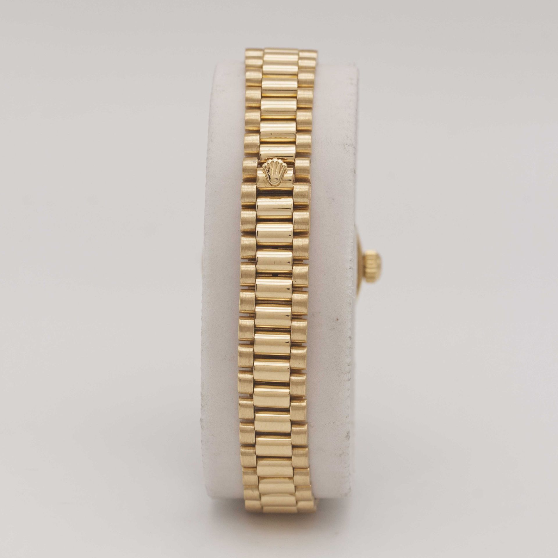 A LADIES 18K SOLID GOLD ROLEX OYSTER PERPETUAL DATEJUST BRACELET WATCH CIRCA 1996, REF. 69178 WITH - Image 5 of 12