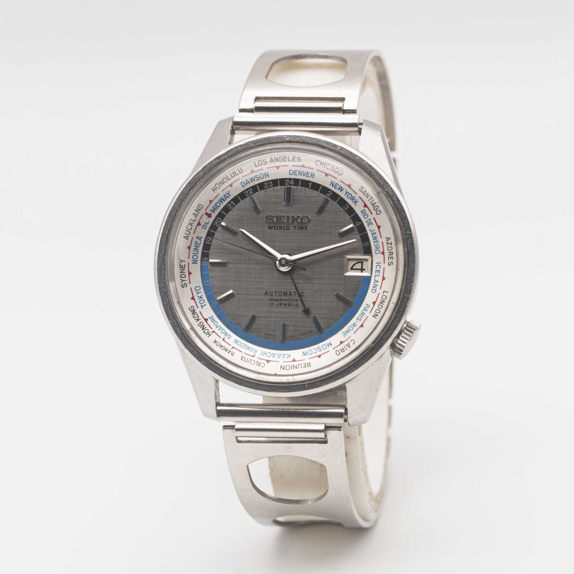 A GENTLEMAN'S STAINLESS STEEL SEIKO WORLD TIME AUTOMATIC BRACELET WATCH CIRCA 1966, REF. 6217-7010 - Image 4 of 9