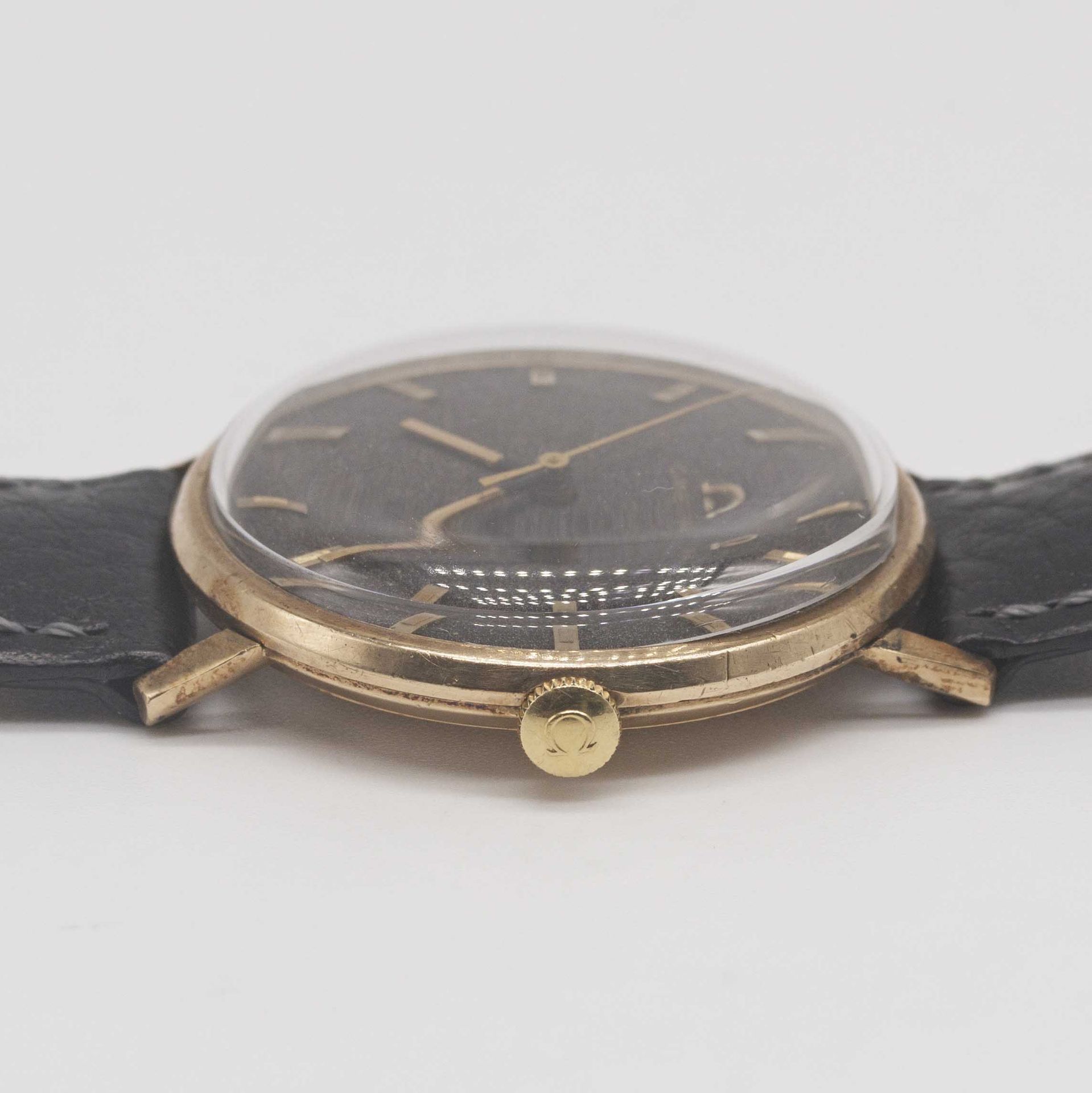 A GENTLEMAN'S 9CT SOLID GOLD OMEGA WRIST WATCH CIRCA 1960s, WITH GREY DIAL Movement: Manual wind, - Image 7 of 8